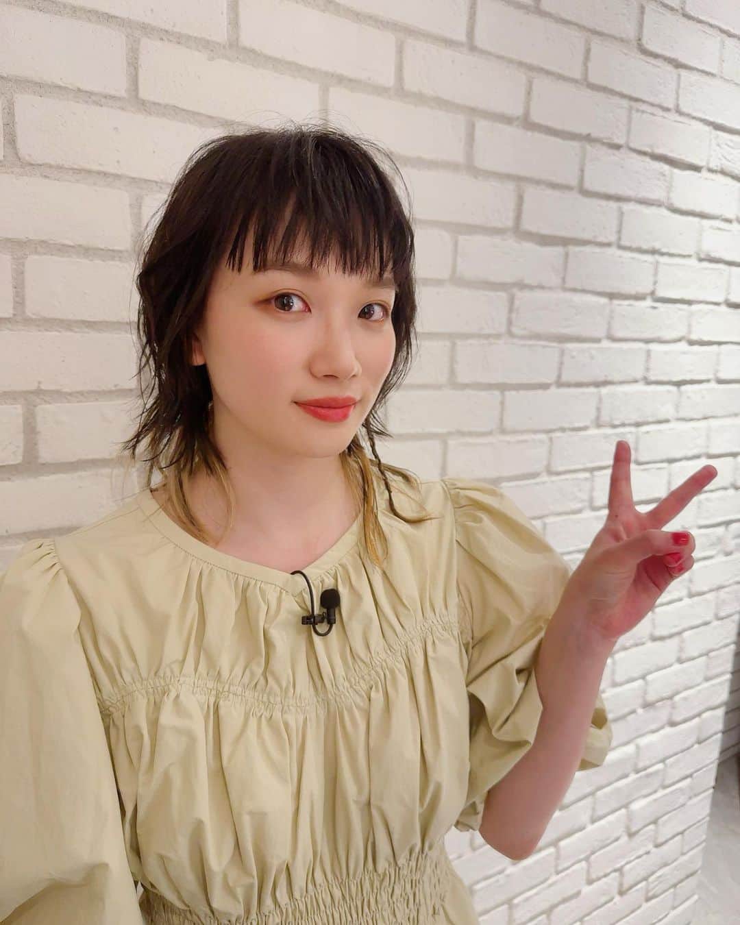 千菅春香のインスタグラム：「春姫の髪色イメージの、イエローワンピース👗✨  #ダンクロ生放送 #ありがとうございました」