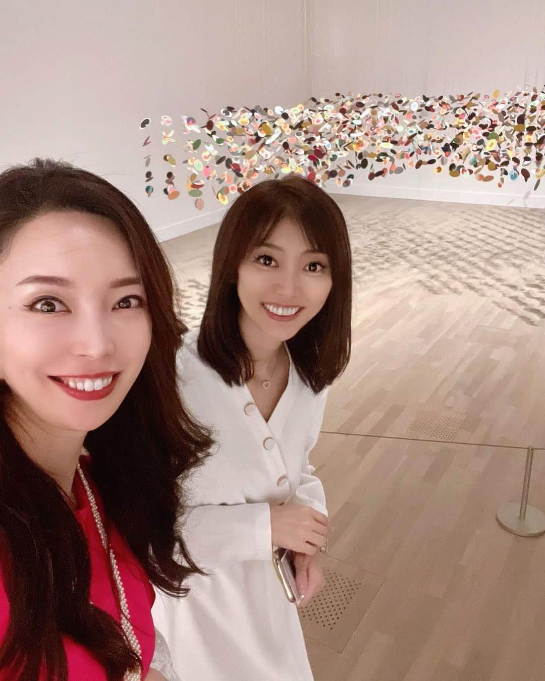 織田千穂さんのインスタグラム写真 - (織田千穂Instagram)「宝塚観劇の興奮冷めやらぬまま… 心落ち着かせに国立新美術館へw * 駅の広告で見たブレットのイギリス海峡の絵🖼️ 希望の光の様に美しく輝いていて降り注ぐ海に 思わず目を奪われて立ち止まり…👀 * 実物をやっと見に行くことが出来ました！ ♦️テート美術館展 光 ー ターナー、印象派から現代へ ターナーをはじめ、光の画家と呼ばれる方々の作品✨ * 希望の光というだけあって やっぱり光作品は気持ちも輝かしくしてくれるし 明るい未来を想像する様で美しかったー🌟  #テート美術館展 #TateLight #NACTLight #国立新美術館 #thenationalartcentertokyo #tokyomuseums #美術館 #art #ミュージアム #アート #instaart #美術館好きな人と繋がりたい」8月27日 23時27分 - chihoda