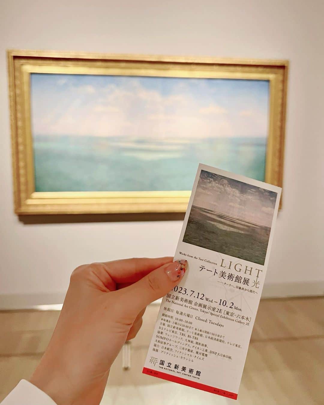 織田千穂さんのインスタグラム写真 - (織田千穂Instagram)「宝塚観劇の興奮冷めやらぬまま… 心落ち着かせに国立新美術館へw * 駅の広告で見たブレットのイギリス海峡の絵🖼️ 希望の光の様に美しく輝いていて降り注ぐ海に 思わず目を奪われて立ち止まり…👀 * 実物をやっと見に行くことが出来ました！ ♦️テート美術館展 光 ー ターナー、印象派から現代へ ターナーをはじめ、光の画家と呼ばれる方々の作品✨ * 希望の光というだけあって やっぱり光作品は気持ちも輝かしくしてくれるし 明るい未来を想像する様で美しかったー🌟  #テート美術館展 #TateLight #NACTLight #国立新美術館 #thenationalartcentertokyo #tokyomuseums #美術館 #art #ミュージアム #アート #instaart #美術館好きな人と繋がりたい」8月27日 23時27分 - chihoda