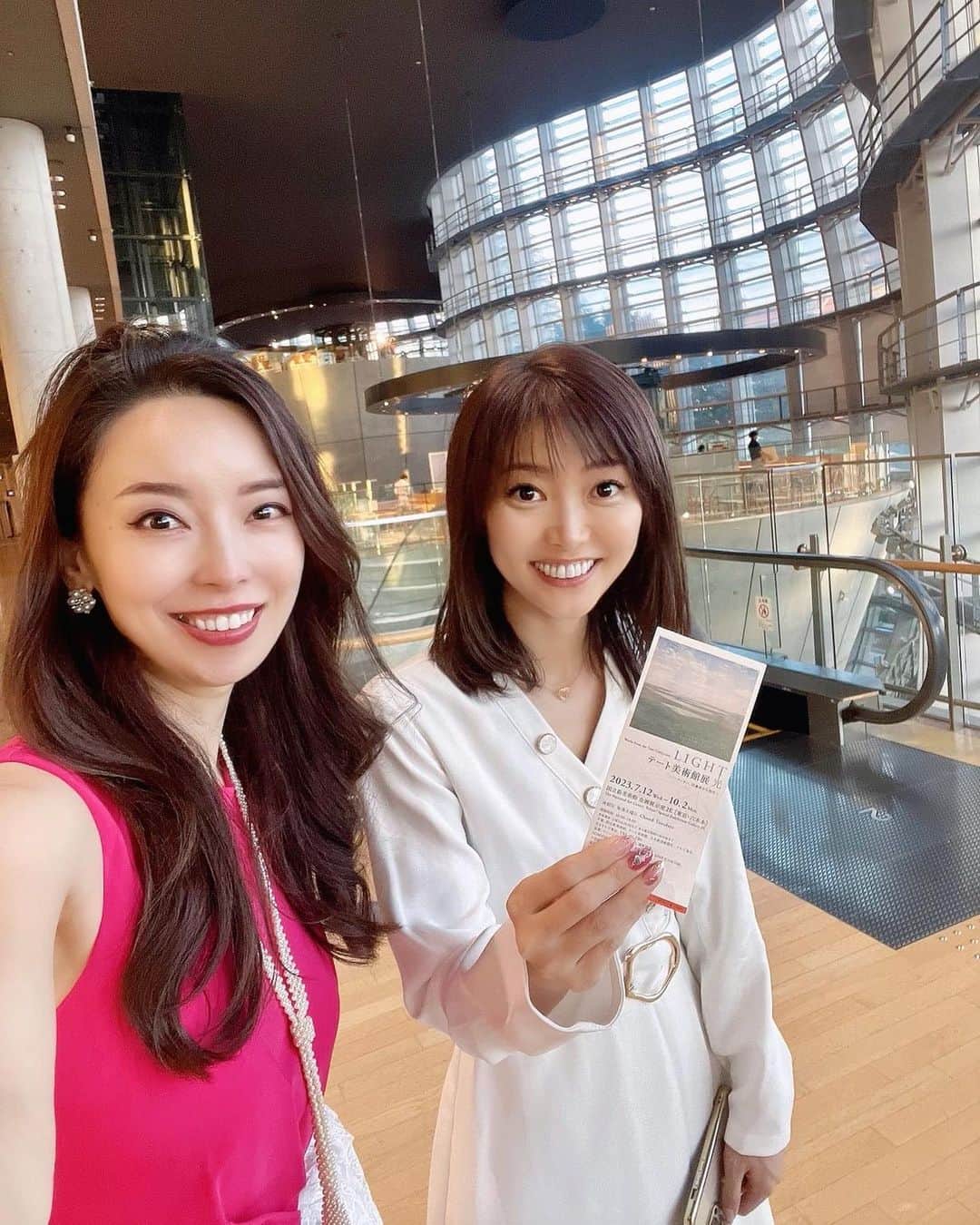 織田千穂さんのインスタグラム写真 - (織田千穂Instagram)「宝塚観劇の興奮冷めやらぬまま… 心落ち着かせに国立新美術館へw * 駅の広告で見たブレットのイギリス海峡の絵🖼️ 希望の光の様に美しく輝いていて降り注ぐ海に 思わず目を奪われて立ち止まり…👀 * 実物をやっと見に行くことが出来ました！ ♦️テート美術館展 光 ー ターナー、印象派から現代へ ターナーをはじめ、光の画家と呼ばれる方々の作品✨ * 希望の光というだけあって やっぱり光作品は気持ちも輝かしくしてくれるし 明るい未来を想像する様で美しかったー🌟  #テート美術館展 #TateLight #NACTLight #国立新美術館 #thenationalartcentertokyo #tokyomuseums #美術館 #art #ミュージアム #アート #instaart #美術館好きな人と繋がりたい」8月27日 23時27分 - chihoda