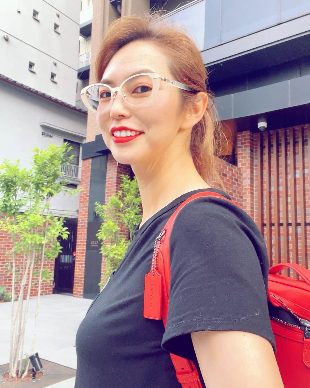翠千賀のインスタグラム：「大人ランドセル。みたいでしょ？  #ランドセル　#赤いランドセル」