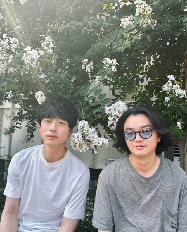 のインスタグラム：「#CODE願いの代償 📱第9話 ご視聴ありがとうございました。 次回ついに最終話。 CODE計画すべての真相とはーー  ˗ˏˋ #CODE現場オフショット 📸ˎˊ˗  二宮と椎名、名コンビとなった2人のお洒落な一枚🌼  1〜3･9話見逃し配信中❗️ プロフィールのURLからお楽しみください📱  #坂口健太郎 #染谷将太 #CODE #最終章」