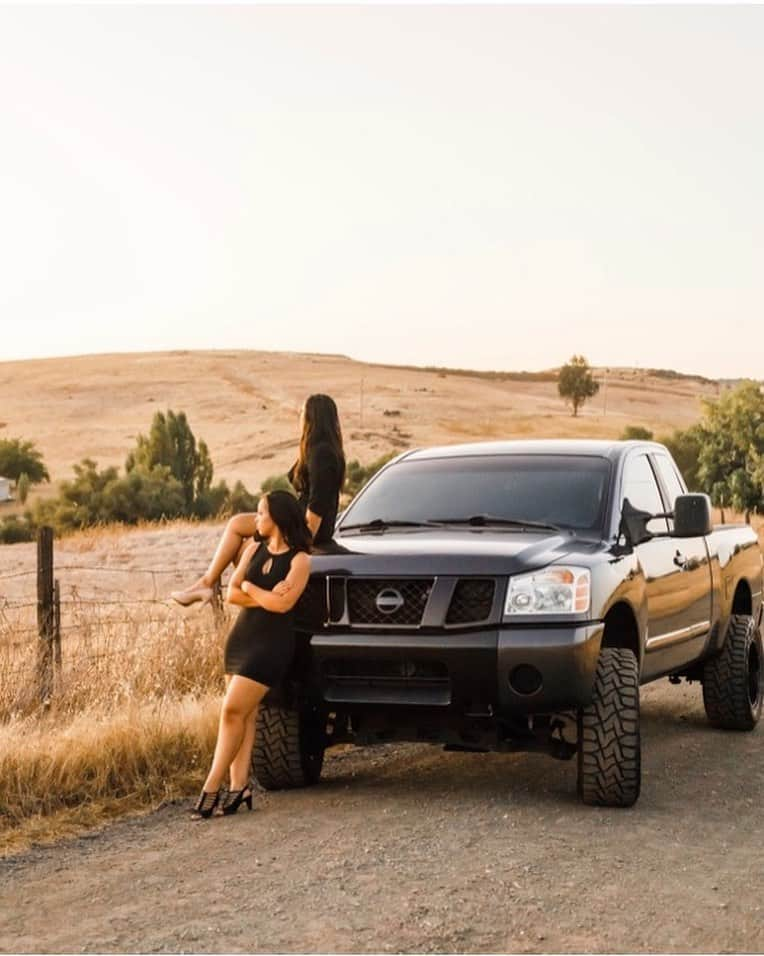 Nissanさんのインスタグラム写真 - (NissanInstagram)「Sometimes all you need is good company and a truck to enjoy summer days 😎 📸: @skyythrottle  #Nissan #NissanTitan #MyNissanAdventure #Titan #Truck #PickUpTruck #Summer」8月27日 23時30分 - nissan