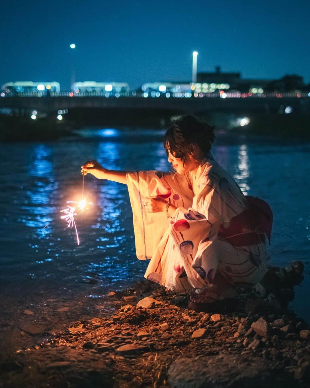 Yuma Takatsukiのインスタグラム：「. . . summer × fireworks . . . . . . 最近は陸上にバスケにサッカーも いろんなスポーツに大会があっておもしろいな。 ⁡ スポーツは見るのもやるのも好きやけど またフットサルもするし身体動かしていかねば。 ⁡ それでは今日もお疲れさまでした！ . Kyoto／Japan X-T4／XF35mmF1.4 R . #fujifilm  #fujifilm_xseries  #XF35mmF14R  #富士フイルム #xpro2 #今日もx日和  . ―――――――――――――――――――――――――― 関西を中心にフリーランスで活動しています。 Web広告、個人撮影、家族撮影、PR撮影など、 8月以降の撮影依頼募集中です。 ⁡ ⁡Yuma Takatsukiオリジナルプリセットも販売中です。 ⁡プロフィールのポートフォリオサイトからご覧下さい。  またフォトサークルITTOKOという活動をしています。 ⁡ハイライトに色んなイベントをまとめています。 ――――――――――――――――――――――――――」