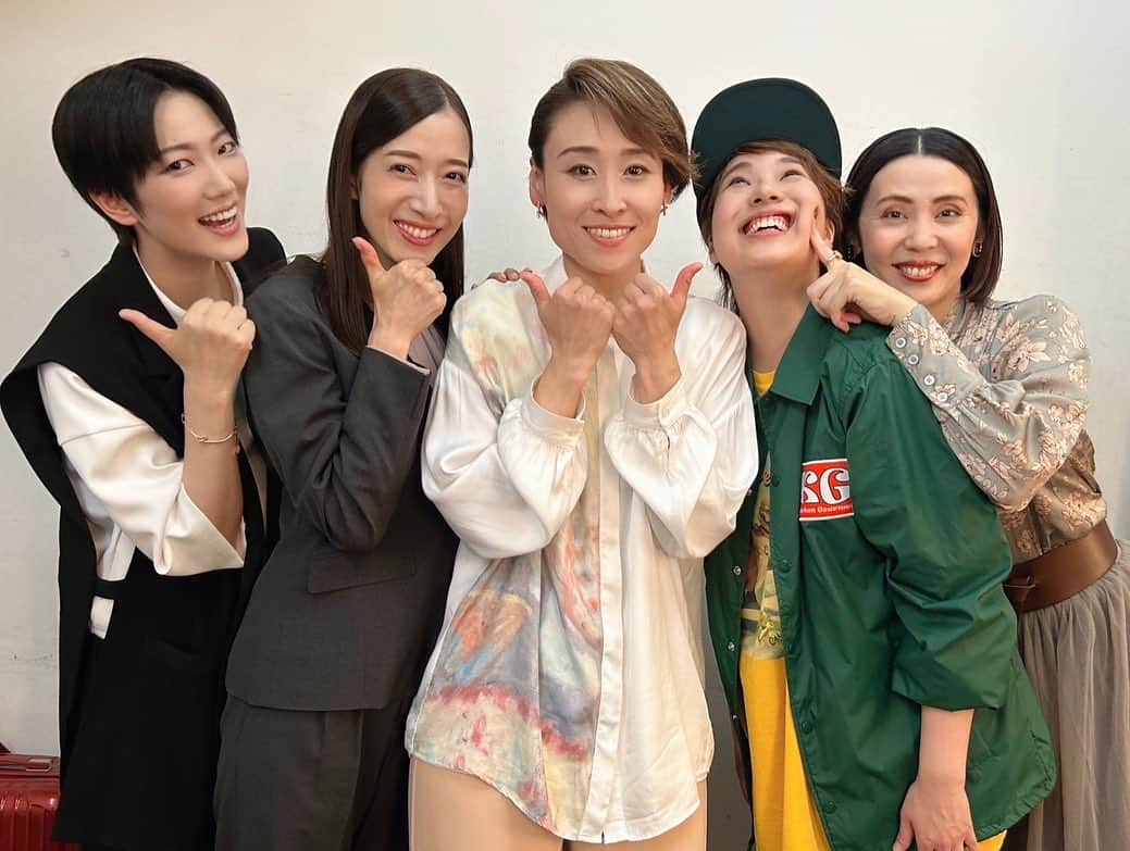 伶美うららさんのインスタグラム写真 - (伶美うららInstagram)「ザマネ東京公演の千秋楽でした!!✨  連日沢山のお客様の笑い声に本当に本当にパワーを頂き、5日間という短い間でしたが、とても濃い特別な時間を過ごすことができました☺️✨  さて‼️次は大阪の地へ‼️ 地元大阪〜✨✨  #ザマネ #シブゲキ千秋楽」8月27日 23時31分 - urara_reimi