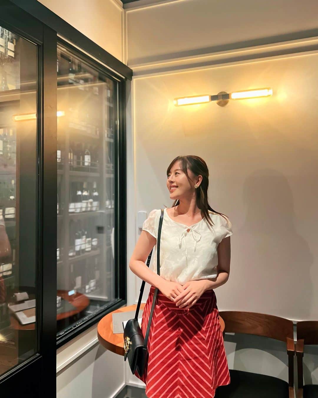 のインスタグラム：「おすすめ銀座フレンチ🍽️ お店を一言で表すなら、とても丁寧。 細部に至るまでこだわりが詰まってる🎁 例えばパンにつけるバター、 グラスフェッドビーフという 牧草だけで育てられた牛のバターだそうで 口当たり軽やかでミルクのようにまろやか🥛 見た目にもお洒落な、前菜やメイン 桃のコンポートには八角の隠し味☺︎ フィナンシェまで自家製で ソムリエでもあるシェフのペアリングは お料理を一層楽しませてくれます🍷 セルヴーズの方も終始細やかで丁寧で やさしい声色に、寝ちゃいそうでした😂← 好きな食材からオーダーメイドも出来るそう！  「フレンチをもっと身近なものにしたい」 コンセプト通りのコスパの良さ‼︎ また伺いたいお店です✨  📍 @lecentre_ginza 📜 ショートコース  ワインペアリング付 . #ひなの本音推し  PR @lecentre_ginza #銀座ビストロ #銀座ワイン #銀座ルサントル #銀座デート #銀座ディナー #ルサントル #銀座フレンチ #オーダーメイドフレンチ」