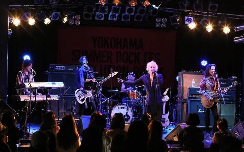 潮崎裕己のインスタグラム：「本日は横浜ベイホールでYOKOHAMA SUMMER ROCK FESでございました。 久しぶりに会う友人が沢山いたので、最後の方まで観てしまいました。  琢ちゃんもMADも竜ちゃんもPATAも曽我ちゃんも恭章もASAKIもKikumaruもみんな相変わらずカッコ良かった👍  DJのHarukiさんもSajiもカッコいい曲ばかり抜群に良い音でスピンしていて幕間もメチャ楽しかった🎶  それにしても会場入りして最初に会ったのが松本淳くんだったのはなんか笑えた。 いつもどおりだw その次が田中一光。 これまた馴染み深いw  本番はあっという間に終わっちゃったけど、「Faithfully」の時に白やんも一緒にいたのをハッキリ感じてなんだか込み上げて来ちゃったな。  Ra:INのゲストの宙也さんがPANTA&HALの「つれなのふりや」のワンフレーズを歌ったのもグッと来た。  思い出に残る良いイベントでした^_^」