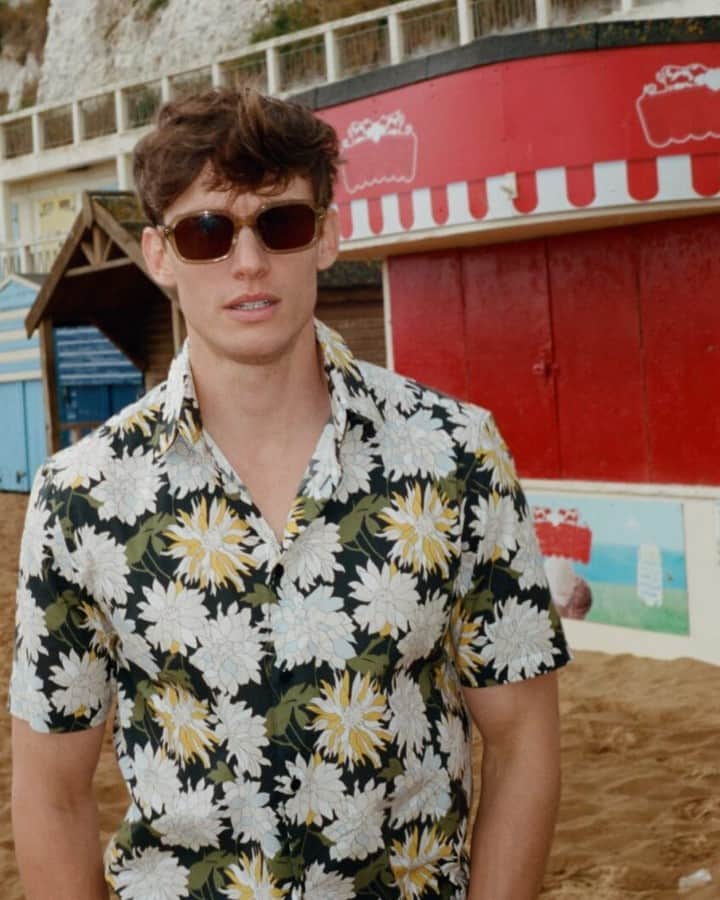Ted Bakerのインスタグラム：「Time to update your summer accessories.  #TedBaker #ItsAShoreThing」