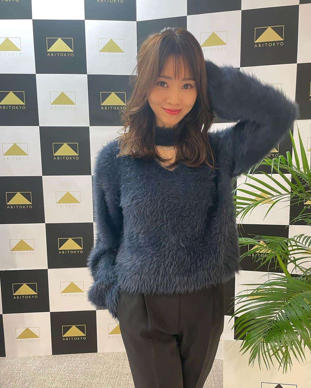 池端レイナのインスタグラム：「ABITOKYOさんの展示会に！ まだまだ暑いけど、すっかり秋物のシーズンだなんて🤭 大河内志保さんとのコラボニットが素敵でした🩷  去看ABITOKYO的秋天衣服 天氣還這麼熱⋯但已經開始賣秋天的衣服喔🤭好想快點穿秋天的衣服～～～秋天我最喜歡的季節🥰  #abitokyo #momfashion #mamafashion #男の子ママ #兄弟ママ #ママファッション」
