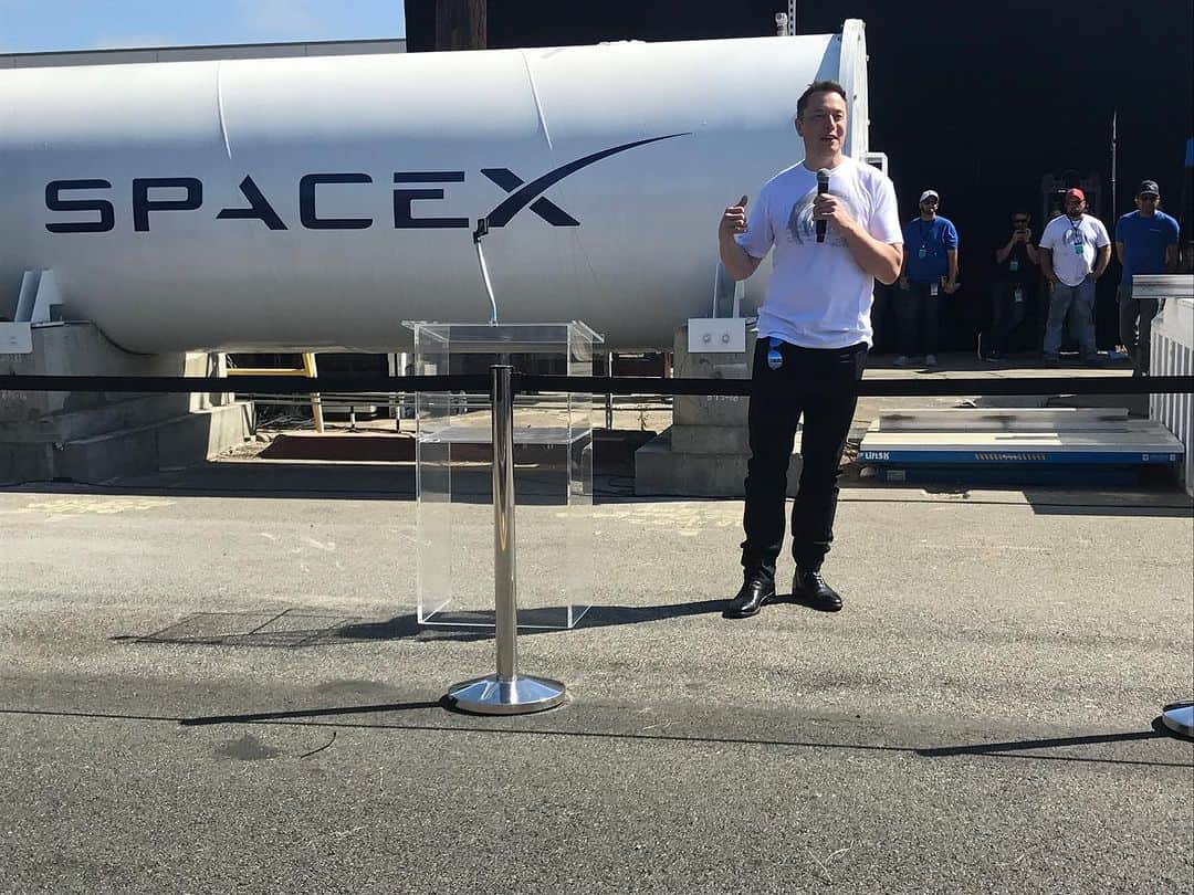 塩田真弓のインスタグラム：「6年前の今日 目の前にこの人がいました イーロン•マスク氏  カリフォルニア州 ホーソーン市のスペースXにて  未来の交通システムとして 期待されている Hyperloopの技術を大学生が競う コンペを マスク氏が主催していたのです  チューブの中を真空にして 磁力で浮かせて超高速で走る このハイパーループ構想は 5年後の去年 CESの会場と会場を結ぶ VEGAS LOOPとして 実際にマスク氏が投資する会社によって施工  将来的にはラスベガス全域を 自動運転するテスラが 駆け巡る構想とのこと  今はまだ緊急時に備え ドライバーがいてゆったり動いていると 人々を悩ます渋滞知らずで 構想が走り出している  完全自動運転になれば 無人でトンネル内を行き交うのですね  「未完成でも始める」 その突破力はやはりすごいなと 改めて思ったのでした  いろいろなマスク氏批判はあっても この6年前のコンペに参加した 慶應の大学院生の心を点火した様子を 取材して 心震えたことを思い出し 自分自身にも点火したのでした🤩  あの日の取材を 実現させてくれた すべての方への感謝も思い出し 静かに胸が熱くなりました  #イーロン•マスク 主催 #elonmusk #hyperloop #点火　された学生の皆さんに会いたいな #狼先生 にも大変お世話になりました #仰天！未来テクノロジー2030 という2h特番で #bsテレ東 #放送高柳賞優秀賞 を頂いたことも 思い出し #胸熱」