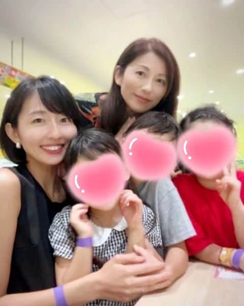 中田有紀のインスタグラム：「「おはよんJD」という言葉がわかる人、どのくらいいるでしょうか😁 JDだったいつかちゃんとまさか同世代の子供のママ友になるとは😆 小さい頃から遊んでいるので子供たちも仲良し💕 いつかちゃんと私の年齢差を考えると…目眩がして倒れそうです🤣🤣 #おはよん #jdは女子大生」