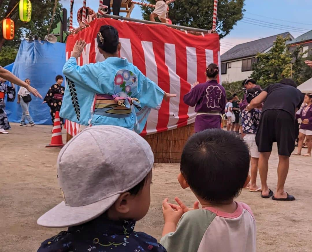 良田麻美さんのインスタグラム写真 - (良田麻美Instagram)「もぅ夏休み終わるのね🥺💦  8月も…終わるのね🥺💦  あと、何回はプールや川とか、夏らしい遊びも出来たら良かったな〜。  少しづつ日が落ちるのも早くなったし朝晩は涼しくなってきてますね🥺💦  涼しくなるのは、嬉しい〜けど、なんか寂しい。。。  今年最後の夏祭りかな！🤔  いつも色んな情報や遊びに誘ってくれるママ友達ちゃんが教えてくれた公園のお祭りに😃🎉  保育園のお友達にも偶然会ったり、🍧かき氷とか楽しめる食べ物も出来たり、何より太鼓の音や人の多さに前回より慣れたみたいで😄💕💕  ずっと走り周りに踊り、帰りの自転車でも楽しそうで😭💞💞 ママもめっちゃ楽しかった！ めっちゃ汗だくにもなったけど😅💦  また、来年😊💕子供達も友達とお互い認識出来るようになったりして、本当に嬉しい😊💕  人間ってこうやって作られてくのですね😭💞  本当に凄い哺乳類です。  さ、明日からもまた頑張ろ！  息子との大切な時間のためにも💪✨✨  #夏祭り #今年最後  #かき氷デビュー  #２歳児男子 #ママ友に感謝  #お祭り好き #盆踊り好き」8月27日 23時50分 - asamiset