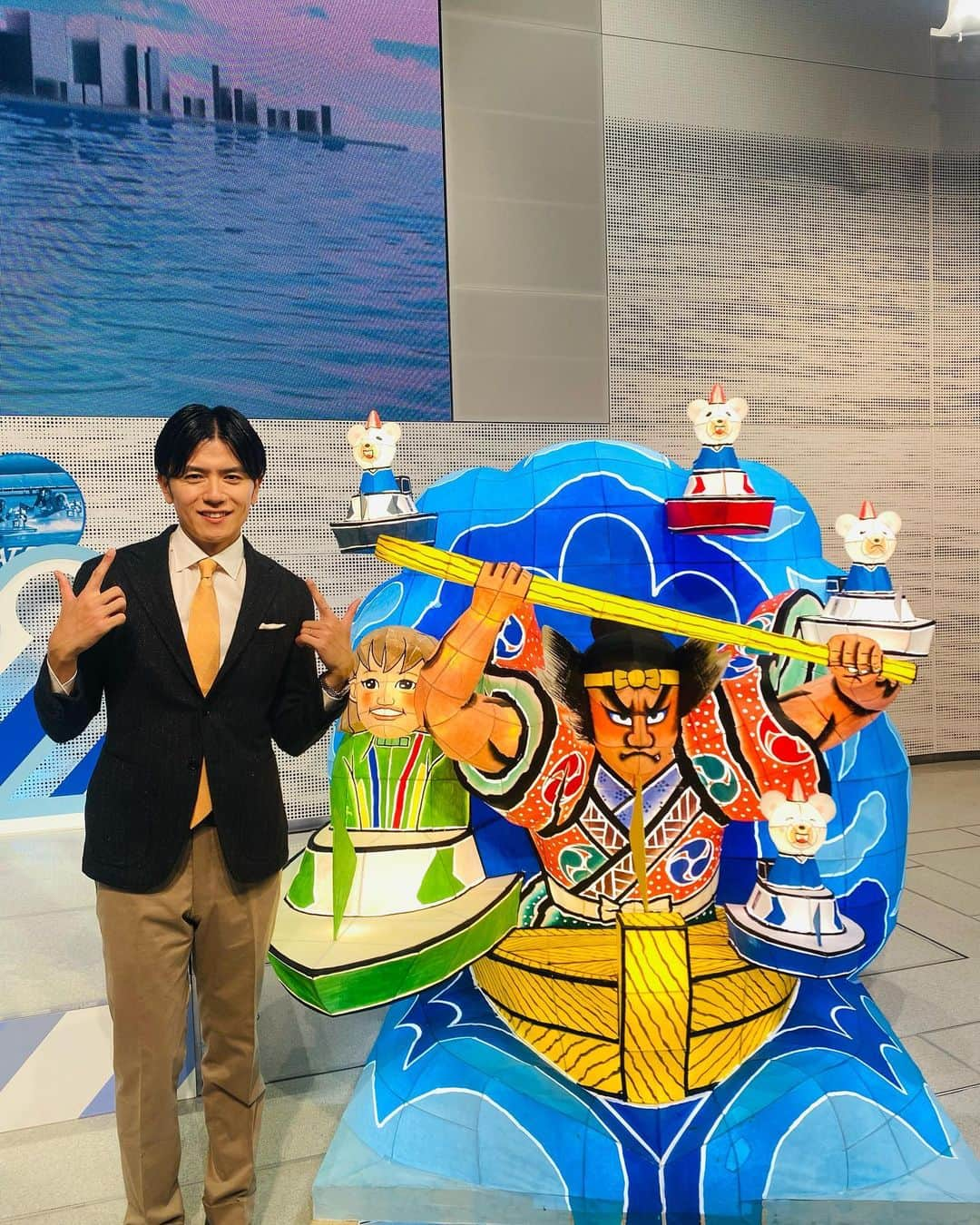 青木源太のインスタグラム：「MCを担当して3年目になったBOATRACEプレミア。自分にとって本当に大切なライフワークとも言うべき仕事です。ボートレースの魅力が少しでも多くの方に伝わるように、ボートレースアンバサダーの植木通彦さんと共にお伝えしています。来月は若き力が躍動するヤングダービー！ぜひご期待ください。 #BOATRACEプレミア#ボートレース#レッツボートレース#植木通彦#ボートレースアンバサダー#ボートレースメモリアル#この日はセンターパートにした#24年ぶりのセンターパート#センターパート」