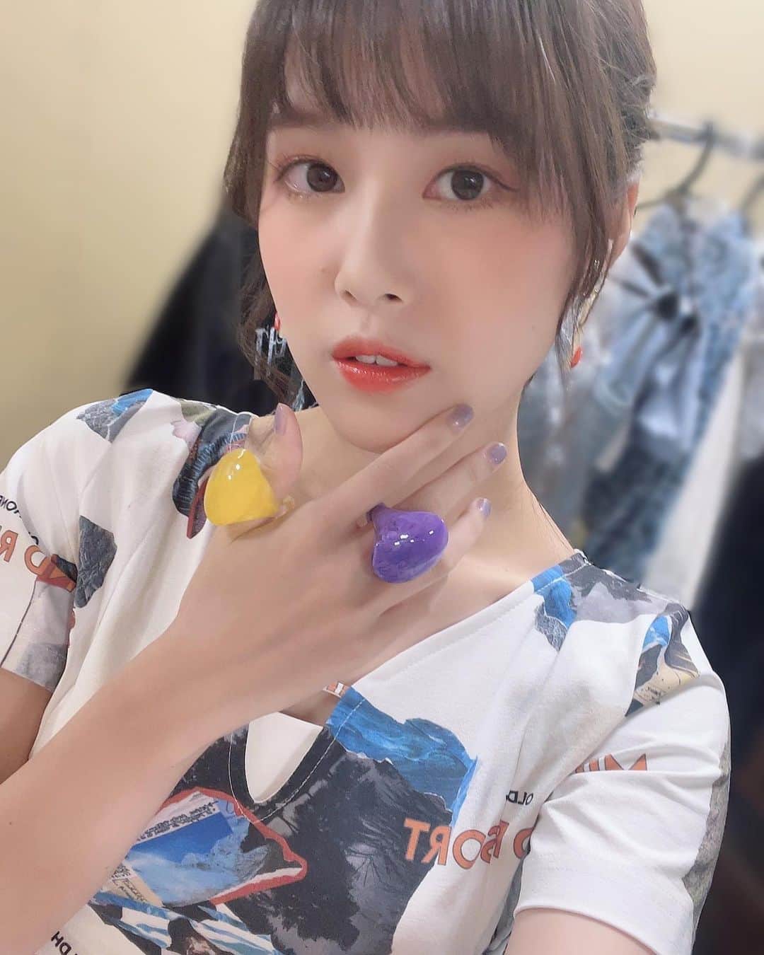 のインスタグラム：「⁡ 今日、初めての作詞曲 私の1stアルバム「世界が晴れたら」にはいっている 「くらげ」を久しぶりにみんなの前で歌いました。 ⁡ ぜんぜん上手く言葉にできないんだけどね、 全部の言葉に頭の中で景色がついていたの。 すっごくびっくりした。 ⁡ よく家の中や帰り道に口ずさんでいるのですが 全く違う感覚。 ⁡ くらげが自分の意思をもって泳ぎ始めたのかな。 ⁡ 最近はなんだか悩みまくって(いつもか笑) らしくない。って思って でも私らしいって何？みたいな。 もう哲学！笑 ⁡ 正解はもういらないから 「心が鳴る色で描き始めよう」 私の言葉にやっと本心で向き合えたような気がします。 自分から出てきた言葉なのに不思議だね。 作詞は未来の自分に書くお手紙なのかもしれない。 ⁡ 見つけてくれて、出会ってくれてありがとう。 いつも思ってる事だけど改めて。 いつもありがとう。」