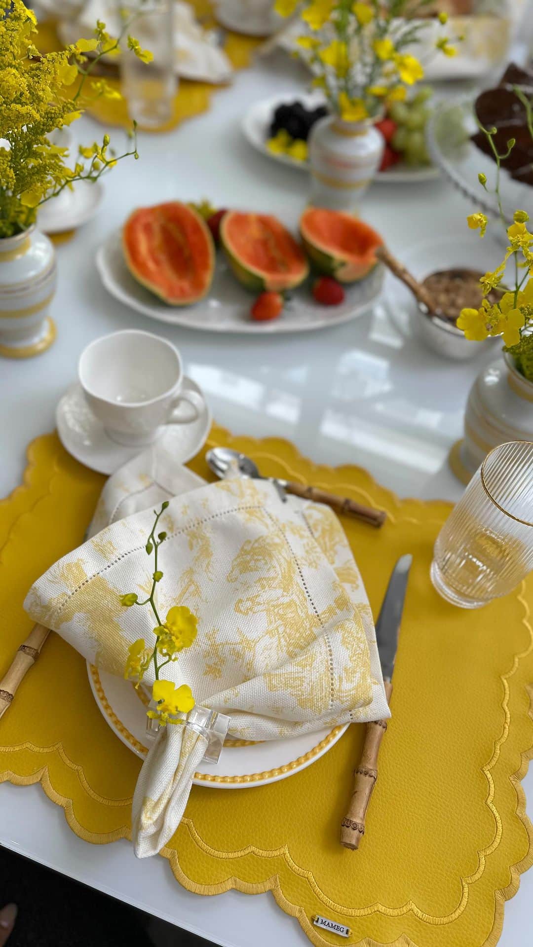 Lalá Noletoのインスタグラム：「Alegria no domingo 😍 Uma mesa posta alegre e prática da minha collab com a @mameg_home ! Uma mesa linda é uma forma de carinho com a família. Uma semana linda para todas nós ❤️」