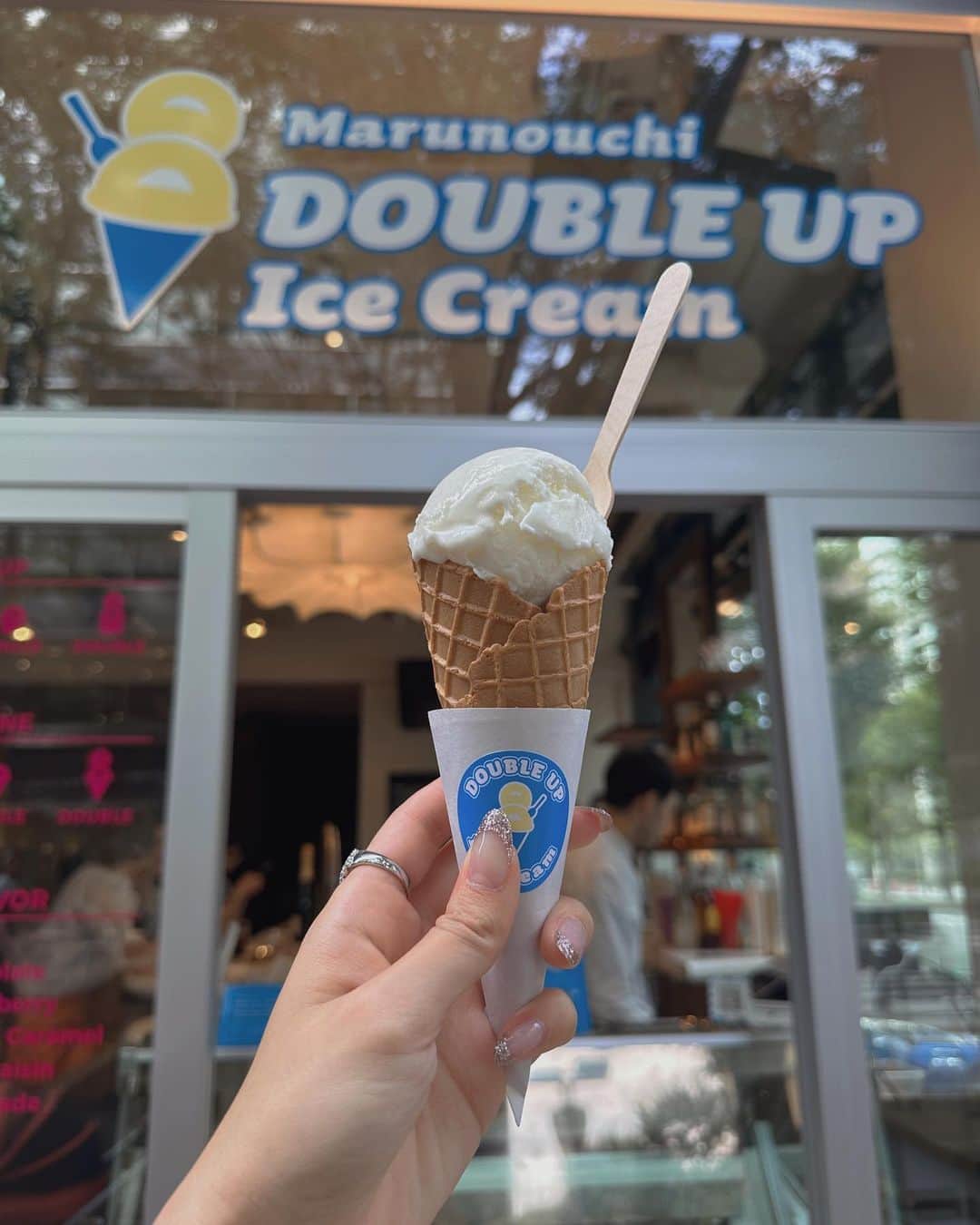 のインスタグラム：「丸の内のGRAB tokyoの横に8/12にオープンしたばかりの【DOUBLE UP ICE CREAM】  淡路ミルク味を食べてみたんだけど超美味しくて一瞬でペロリと食べ終わってしまった🥺  常設かな？ずっとあればいいな〜全種類食べたい🍨アイス食べる用の座席はなくてスタンディングテーブル3つだけ使えるみたい！  おまけアイスはもらえなかった🥲 (追記:インスタフォローするとくれるらしいです！)  #丸の内カフェ #アイスクリーム #ミルクアイス #丸の内グルメ」