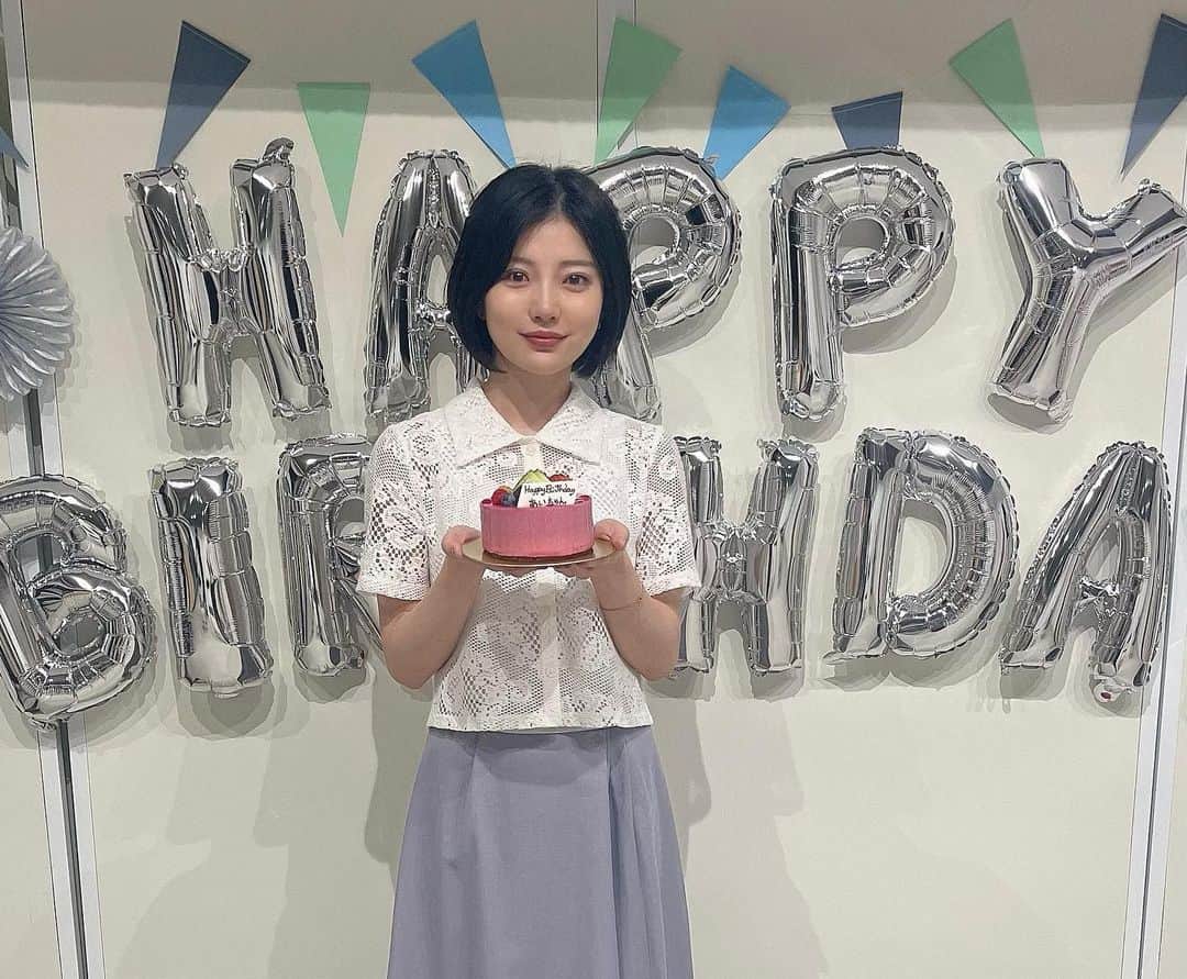 山本亜依のインスタグラム：「. 本日のバースデーイベント 本当にありがとうございました🍰❕ 久しぶりの対面イベント。 皆さんの顔を見て沢山お話しできて幸せでした✨ アコースティックの弾き語りや ダンスも喜んでいただけて嬉しかったなぁ。  素敵な思い出を本当にありがとう😢 これからもどうぞよろしくね🥳」