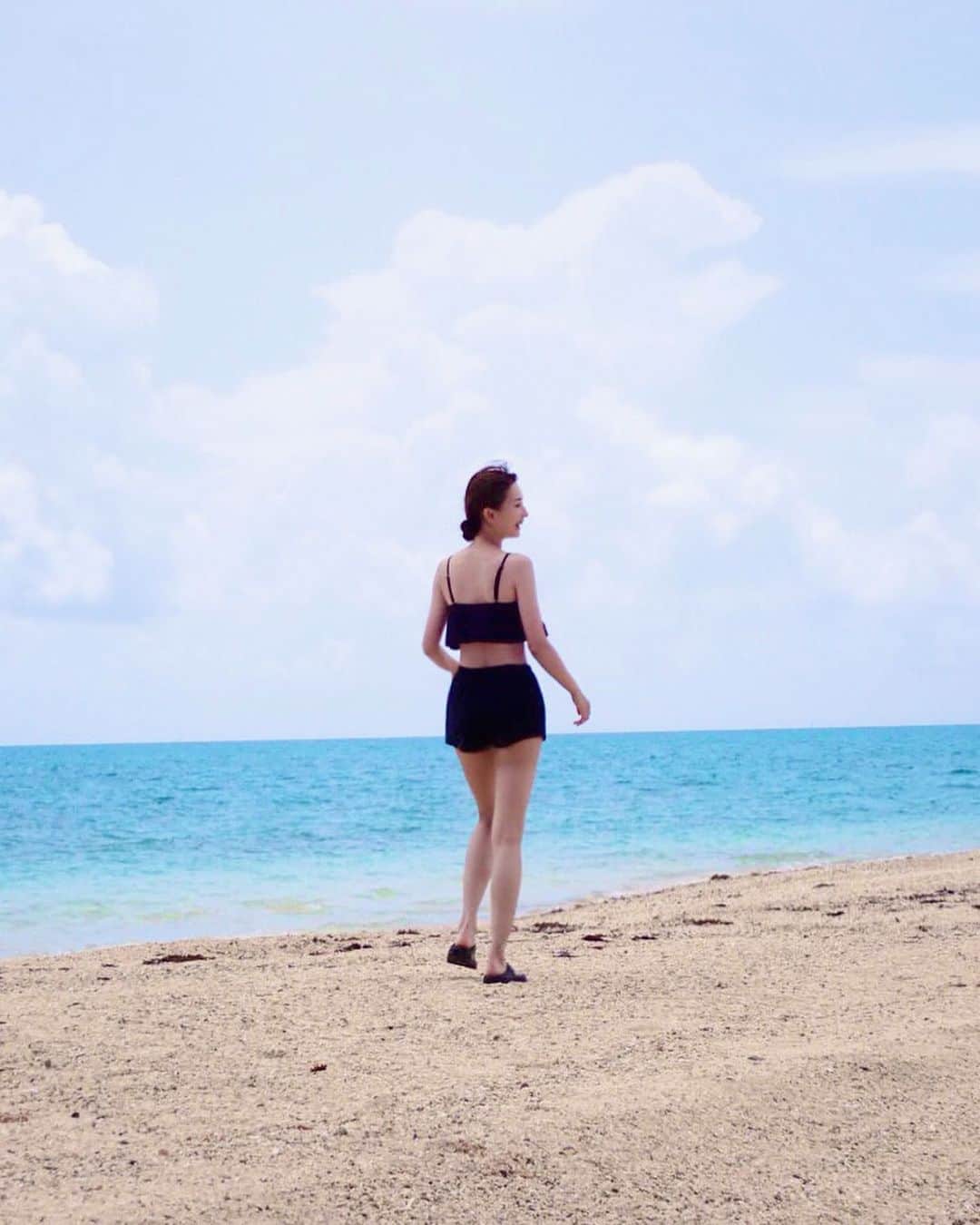花清まゆこのインスタグラム：「幻の島🏝️ 「浜島」にも行ってきました✨  潮の満ち引きによって、 毎日限られた時間だけ姿を見せることから「幻の島」と呼ばれているそうです🏝️  シュノーケルの後に立ち寄ったから、 ほぼすっぴんだったのが悔やまれる、、、（笑）  ほんとに素敵な場所でした💙  #沖縄 #沖縄旅行  #石垣島 #石垣島旅行  #小浜島 #小浜島旅行 #シュノーケル #幻の島  #浜島 #絶景 #幻想的 #一度は見たい絶景  #photo #photography  #水着 #可愛い水着 #着てくれば良かった #後悔ばかり　（笑）」