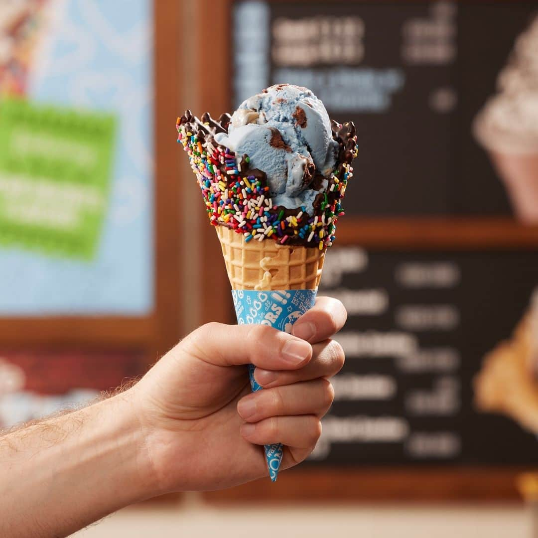 Ben & Jerry'sさんのインスタグラム写真 - (Ben & Jerry'sInstagram)「☁️ Calling all marshmallow lovers! ☁️  Marshmallow Sky is only available at the Scoop Shop! Featuring marshmallow ice cream with marshmallow swirls and two different kinds of cookie dough. Find your nearest Scoop Shop at the link in our bio!」8月28日 0時00分 - benandjerrys