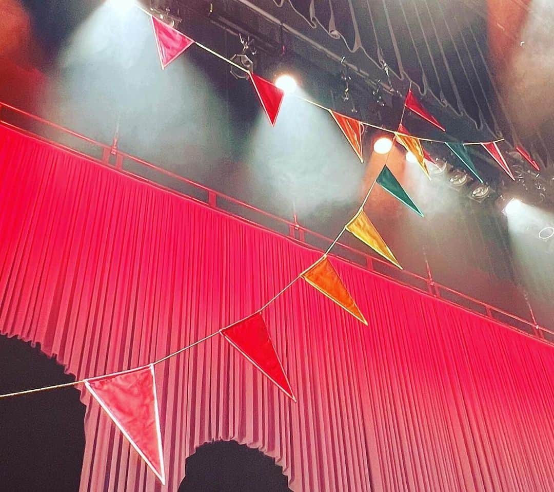 山下まみのインスタグラム：「#東京ディズニーリゾート40周年 #ドリームゴーラウンドインコンサート 再演の東京公演を残し、全公演終了〜👏  長かったようで、あっという間の5ヶ月間！  普段のお仕事とは全然違う環境で、 私にとって、とっても【勇気】のいる【新しい挑戦】でした。  ヘ音記号、高校生ぶりに見たなぁ😂 最初に楽譜を受け取った時は、ひぇえええーと叫びそうになったけど、シンガーのみんな、スタッフの皆さん、そして、高田さん率いる最強オーケストラチーム【仲間(友達)】のたくさんの支えによって楽しく本番に臨むことができました！！  本番が始まってからも、みんなでたくさん試行錯誤し、ちゃれんじし、【絆】も深まりました。  そして、ゲストの皆様のディズニーへの【愛】を肌で感じ、以前よりもっともっとディズニーも音楽も歌も大好きになりました。  たくさんの発見や喜びを得た【冒険】もここで一区切り。  最高の時間をありがとうございました🌈  【みんなの夢の色】がなないろに輝く素敵なものになりますように🪄」