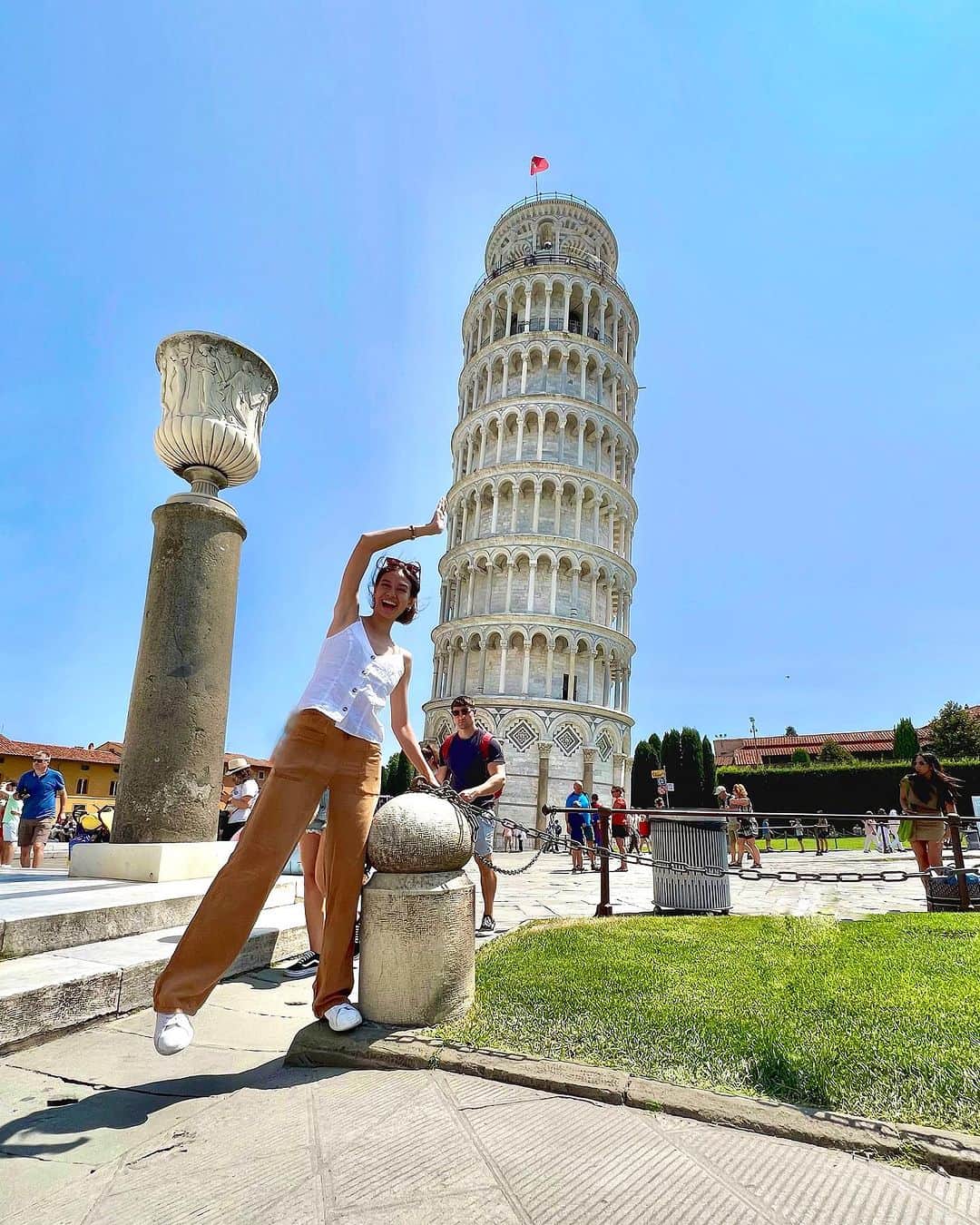 ユキ・カトウのインスタグラム：「Another bucket list checked!   Menara Pisa!!! Betul miring ya bangunannya!! Dan tentu tidak aku lupakan foto turis dooong! Minta tolong sama turis yg lain untuk fotoin hehe susah juga yaa untuk foto yg clear gt wkwk kalo engga background banyak bgt org, sama mau foto yg ala2 dorong menaranya tapi kelewatan… berasa lagi tos tp dikacangin xixixi  Udah gitu aja ya #diaryukikato kali ini ✨」