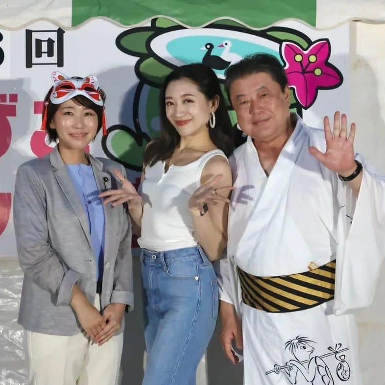水野友貴のインスタグラム：「我孫子の歌姫・三令ちゃんと星野市長との珍し3ショット‼️ 三令ちゃんの歌声、聞き惚れるわ～✴️  私の#顔てかてかやん  #かっぱまつり #かっぱ祭り #手賀沼公園 #かっぱ音頭」