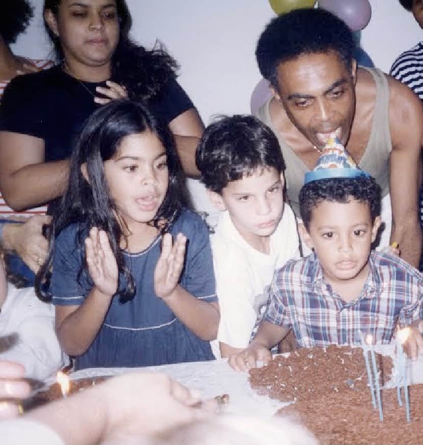 Preta Gilのインスタグラム：「Hoje é o aniversário do nosso @josegilm, o irmão caçula e o mais brincalhão que temos!  Você enche meu coração de orgulho em poder vê-lo crescer, se tornar esse homem lindo, esse músico brilhante e um super pai para minhas sobrinhas @romapgil @pinapgil!   Você é muito especial para todos nós! Eu te desejo toda luz, saúde e muitas realizações! Sua irmã te ama demais! ❤️」
