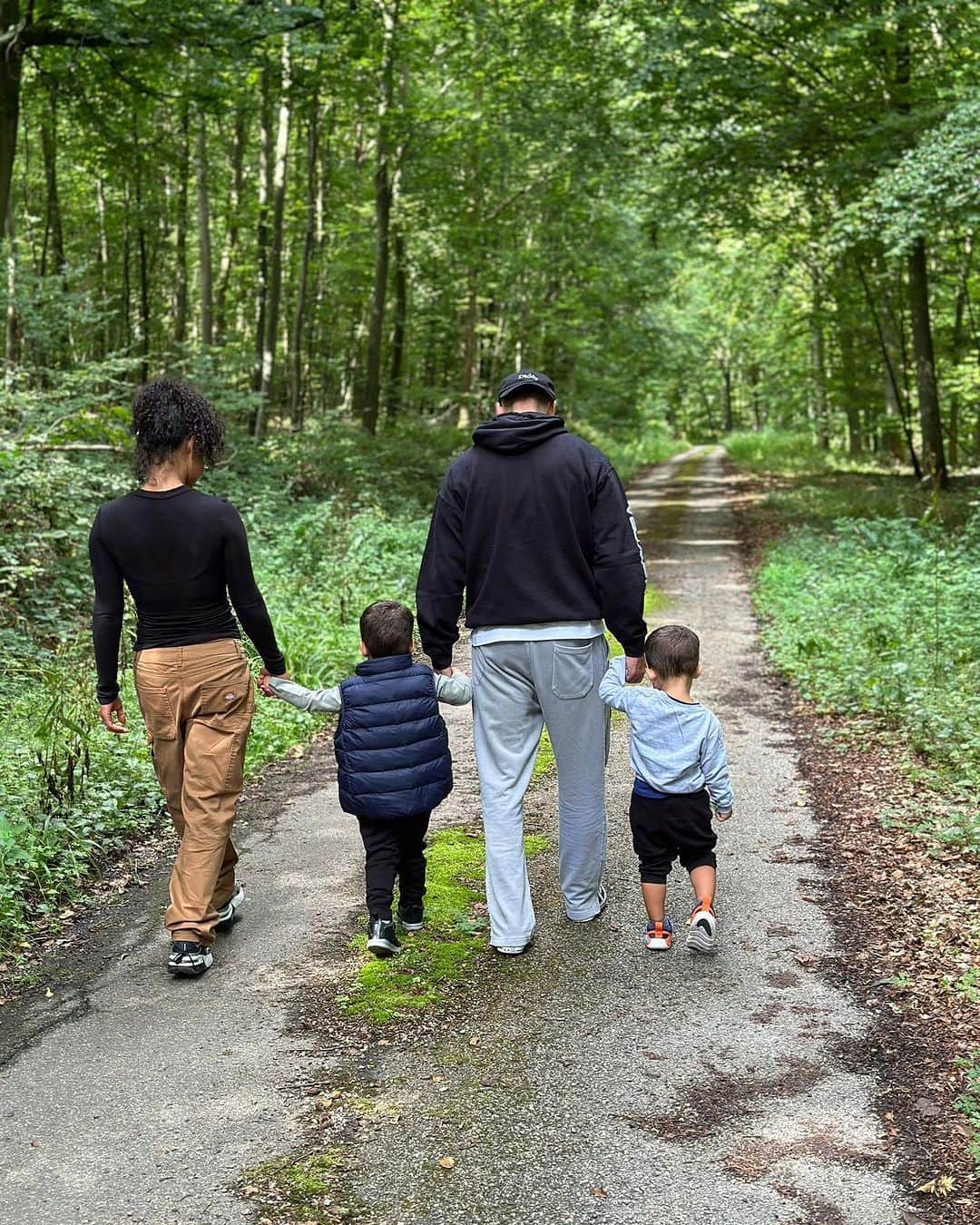 エム・ポコラのインスタグラム：「La campagne, ça vous gagne. Les enfants sont des FOUS de nature, d’animaux, d’insectes et ce n’est pas pour nous déplaire 🙌🏼」