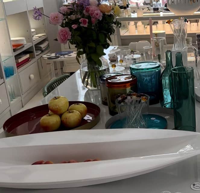 ニア・ヴァルダロスのインスタグラム：「@yriaceramics is my favorite store on Paros island in Greece, and yes they ship! #smallbusiness #local #greece」
