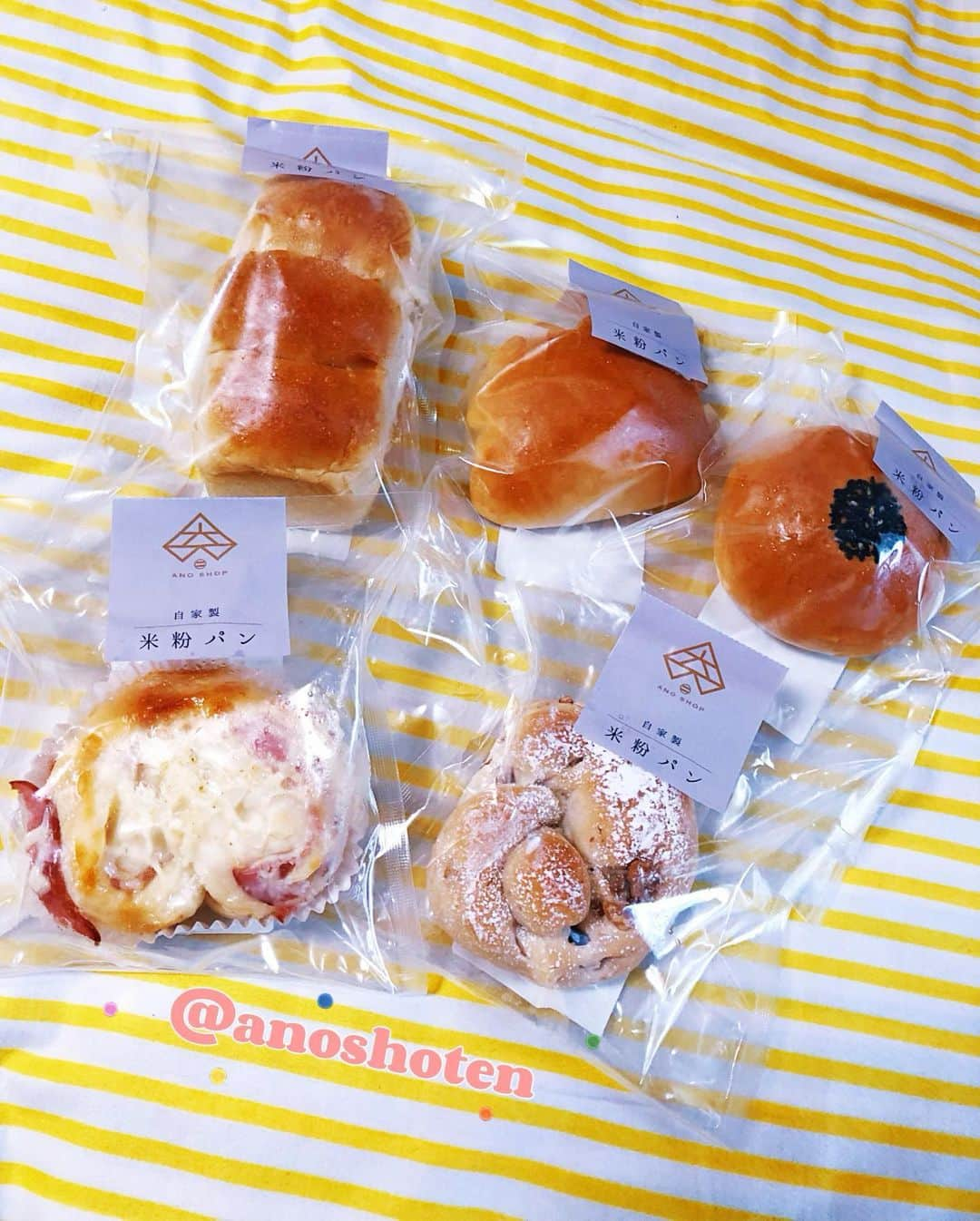 紺野ミクさんのインスタグラム写真 - (紺野ミクInstagram)「朝食一緒に食べてお仕事見送るね🥰❤️？  What kind of bread do you like?🥐💕 . . 【穴太商店】(@anoshoten )さんから「冷凍米粉パン お試し5個セット」をいただきました😚✨  🍞商品内容🍞 ・ミニ米粉食パン ・ハムマヨパン ・平飼い卵のクリームパン ・あんぱん ・くるみパン  お米農家が作る冷凍米粉パンで、焼きたての美味しさを瞬間冷凍❣️😚 食品ロス削減のため【冷凍】の状態で届けてくれるので焦って食べなくてOKなのがありがたい✨   パン屋さんで買って食べるのもちろん大好きなんだけど、1人だとすぐに食べきれないからいつも2.3個しか買えなくて悲しいのよね🥹w  でも冷凍だから好きなタイミングで食べれる💕  時間がないときも冷凍庫から取り出してレンジで数十秒チンするだけで食べれちゃいます♪朝やお昼ごはん面倒くさい時や、ゲームの合間に食べれて最高🥰  あたしはだいたい朝はパンなので嬉しい🍴💓   しかもこれが冷凍パン！？って思うほど柔らかくてふわっとしててびっくり😳米粉のもっちりとした食感もとっても良い❤️  中でもクリームパンのクリームがたまご感が凄くて美味しかった🐥💕  今回の5種類以外にもたくさんあるので他のも食べてみよう🥳  🛒𓈒🫧 『冷凍米粉パン お試し5個セット』¥1,760(税込) . . . PR @anoshoten #米粉パン #通販グルメ #通販パン #お取り寄せグルメ #お取り寄せパン #穴太商店 #冷凍パン #朝食パン #ランチ #フリーモデル #ポートレートモデル #グラビアモデル #作品撮り #モデル #セクシー  #instalike  #summer  #japantravel  #followme #love #sexy #breakfast #model #japanesegirl #lingerie  #portraits_ig #gravure #asianbeauty #instadaily #섹시」8月27日 15時18分 - konnomiku