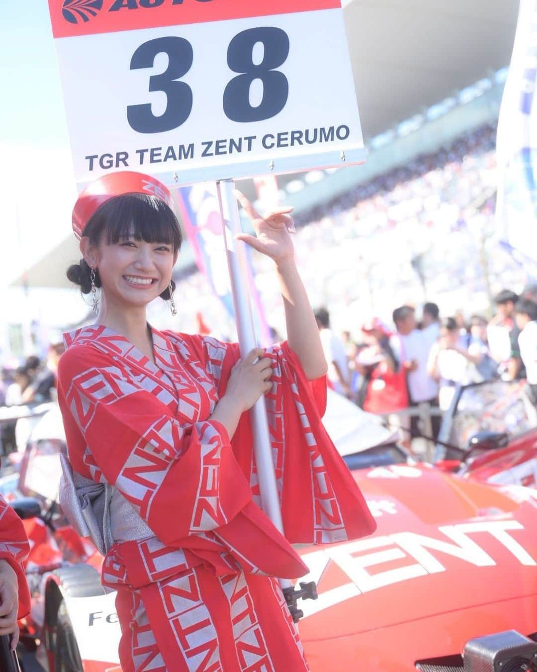 相沢菜々子さんのインスタグラム写真 - (相沢菜々子Instagram)「2023 AUTOBACS SUPER GT Round5 SUZUKA GT 450km RACE スタート進行からの決勝！  ありがとうございます🙇‍♀️ 久しぶりの足元に迫るマシンは 胸がずくずくしました！  5番手立川祐路選手走行中です！  #ZENT #SUPERGT  #TGRTEAMZENTCERUMO #ZENTCERUMO」8月27日 15時19分 - nanako_aizawa