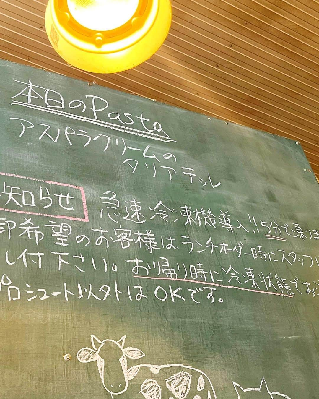 伊藤沙菜さんのインスタグラム写真 - (伊藤沙菜Instagram)「・ FMノースウェーブ『Attractive Hokkaido』で新千歳空港周辺エリアから「恵庭市」にスポットをあてて、おすすめ情報をお届けしました✈️✨ @northwave825  美しい田園環境、豊かな自然環境を持つ道央の町の恵庭市は市民による花のまちづくりが盛んで「ガーデンのまち」として知られています💁🏻‍♀️💁🏻‍♀️✨  道産の美味しい素材を生かしたカフェやレストランが各地に点在していて、新千歳空港からのドライブにもオススメです🥹🫶🏻🚗  そんな中から恵庭の農村地帯に 牧場に併設されたファームレストラン「みるくのアトリエ/寺田牧場」にお邪魔してきました✨ ㅤㅤㅤㅤㅤㅤㅤㅤㅤㅤㅤㅤㅤ オーナーの寺田さんが毎朝作るモッツアレラチーズは、乳脂肪分が高くて、コクがあって、とにかく濃厚🥹 なのに、あっさりしていてとっても美味しかったです🥹  パスタはおすすめのアスパラクリームのタリアテッレを頂きました🙋🏻‍♀️🍴🤍 クリームソースの中にアスパラが細かく刻まれているのが混ざっていてパスタにも良く絡み とってもおいしかったです🤗✨ 寺田さんのモッツァレラがふんだんにのっているマルゲリータも是非食べていただきたい🤗✨ ㅤㅤㅤㅤㅤㅤㅤㅤㅤㅤㅤㅤㅤ 紅葉もいいですが、今時期の緑豊かな風景を見ながらテラス席でのお食事もおすすめです🥹🫶🏻  📻FM NORTH WAVE 毎週水曜日 16:30~17:00 📻BAY FM 毎週土曜日 21:30~22:00  #fmnorthwave #bayfm #hokkaidolove #北海道旅行 #新千歳空港 #恵庭市 #恵庭カフェ #恵庭グルメ #みるくのアトリエ #寺田牧場」8月27日 15時19分 - 37room_official