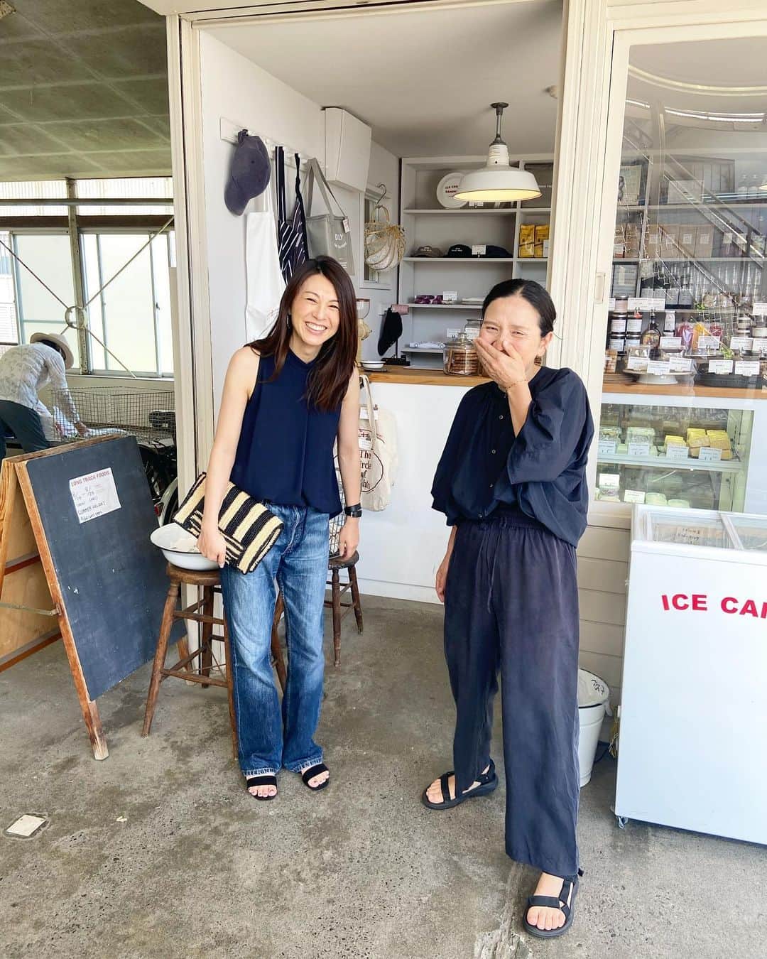 渡辺有子のインスタグラム：「お盆休みの思い出。  毎夏、パリから帰国する友人と鎌倉へ。私が一番好きなレストランにようやく一緒に行くことができた☺️  まずは農連市場やロングトラックフーズをご案内。 帰りは小町通りのイワタコーヒーでかき氷🍧を食べたりと、夏休みを満喫♡ それにしても鎌倉も暑かった🥵  とおこちん、またお盆か暮れにねぇ〜（親戚みたいだね☺️）  @amemiya.toko」