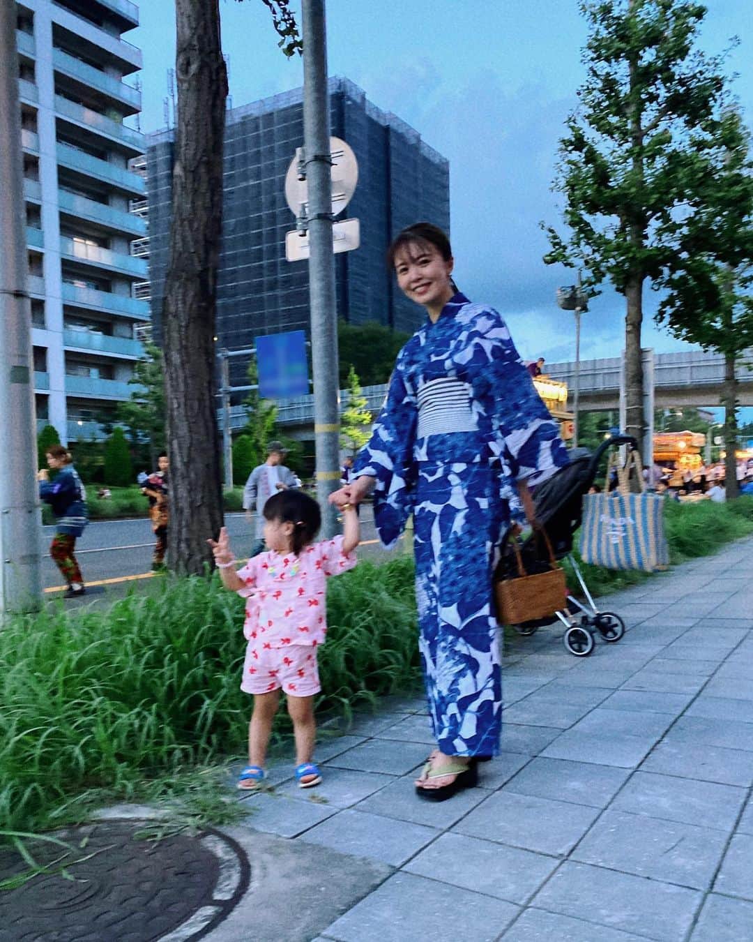 野崎玲欧奈のインスタグラム：「👘  私の浴衣姿を見て 自分も着たいって言ってくれたチビ←狙い通り😏  今年の夏でおまつりが大好きになってくれて 自分で歩きながら楽しむ様子をたくさん見られて とっても嬉しい成長♡」