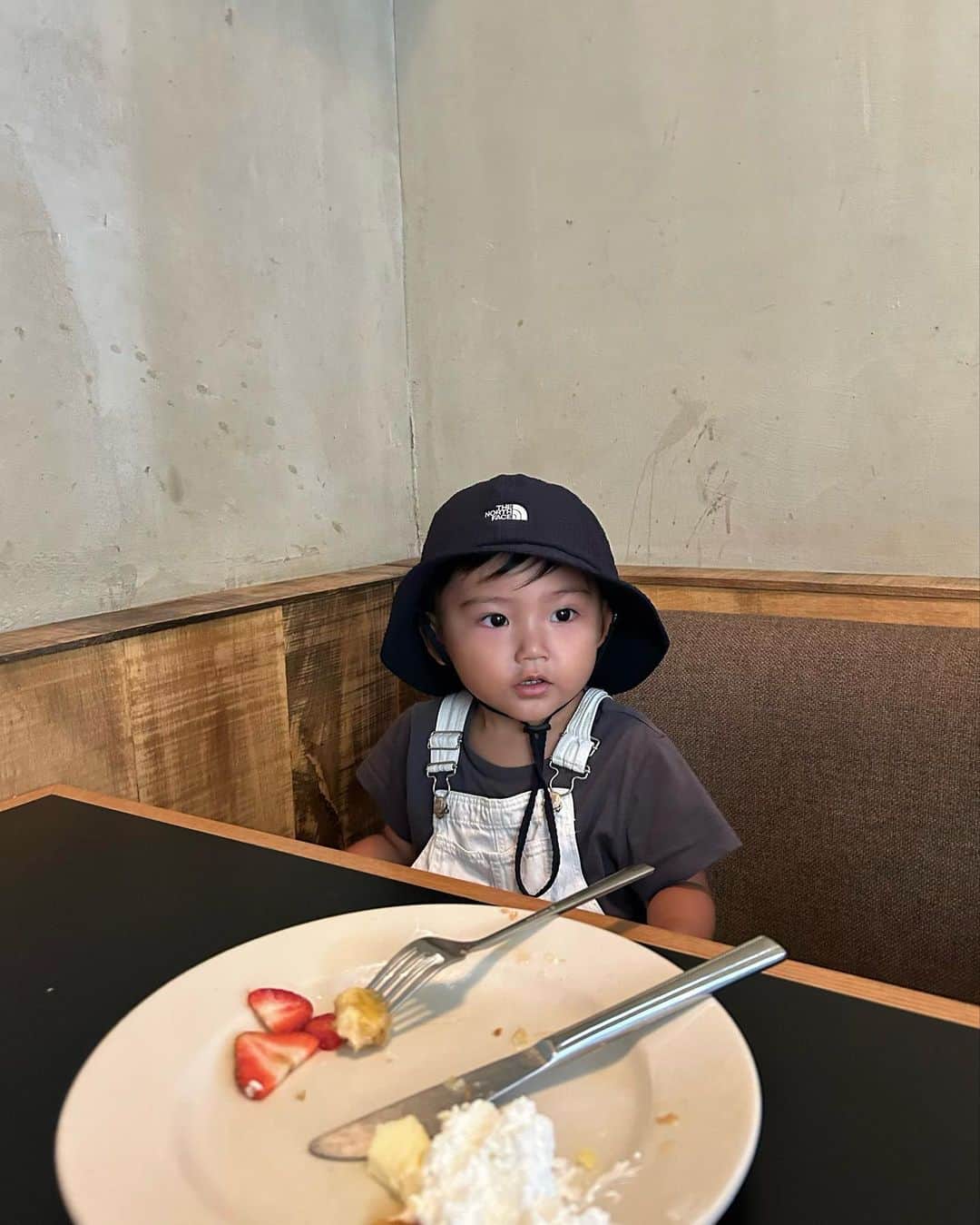 HARUEのインスタグラム：「Sunday 🥞🍴🍓  食べてる姿ってほんとかわいい🥰  #朝ごはん」