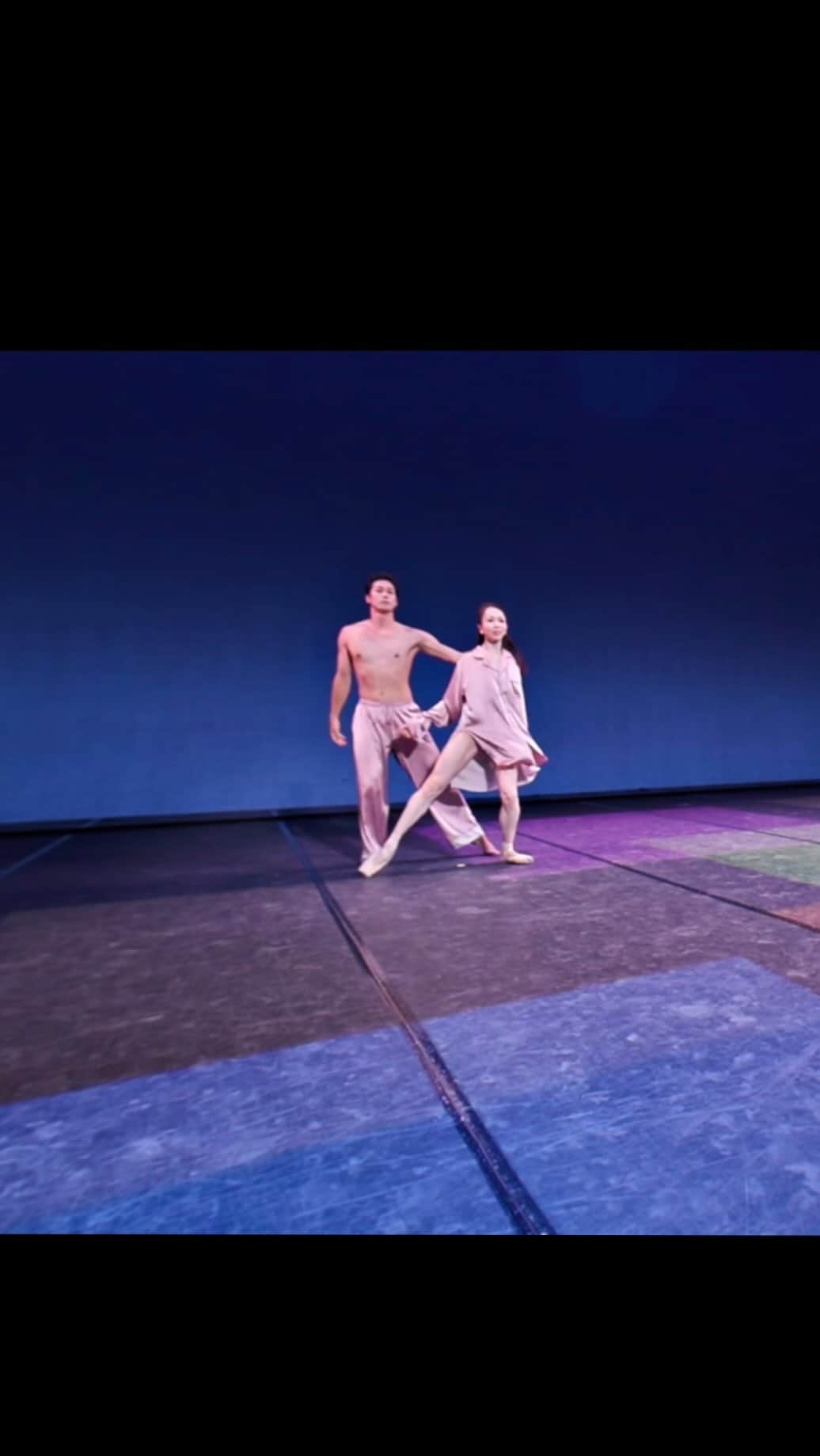 加治屋百合子のインスタグラム：「・ L‘ART GROUP presents  Ronald Petit HOMAGE『INFINITY – PREMIUM BALLET GALA 2023-』 @infinity_ballet_gala_2023   「Etudes/エチュード」 Choreography/振り付け: @megumi.choreographer  Partner/パートナー: @naoyaebe  Costume/衣装: @keitamaruyama   You can watch the full video from the YouTube link in my bio.   恩恵さんにリハーサルしていただいた際「こういうのはどうかな？」と多様なステップを見せていただく度、私にはないしなやかな身体のこなしと感覚、魅力的な表現に見惚れながらいっぱい勉強させていただきました☺️  3人でお互いを探りながらストーリーを作るプロセスは、とても充実した時間でした🌟  こちらの動画全編はVR映像でプロフィールのYouTubeリンクからご覧いただけます💓  以下、 @tamiyo_kusakari_official さんのページより❤️  中村恩恵さんは唯一無二のダンサー。私は彼女のパフォーマンスを拝見するたびに、未だにその凄さに驚かされています。今回、百合子さんがご出演するにあたり、日本のお客様に向けて新たな一面をお見せできるのではないかと、振付家として私が絶大な信頼を寄せている恩恵さんの作品をご提案させていただきました。江部さんとも面白い組み合わせになると思いました。恩恵さん、百合子さん、江部さんのクリエイション、そして、丸山敬太さんの衣装によって、「エチュード」は大人の男女が織りなす様々な情景が、心地よく観る人の心を捉える、情感豊かな作品となりました。」
