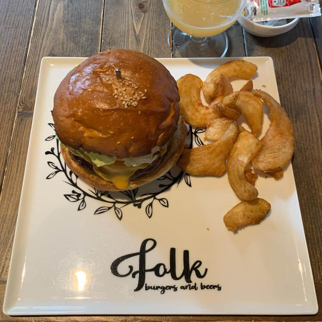 くろさんのインスタグラム写真 - (くろInstagram)「🍔folk burgers & beer🍺  神保町の食べログ百名店でフォーキースモーキーチーズバーガーと、うちゅうブルーイングのクラフトビールなんぞ😋  #フォーキースモーキーチーズ #フォーキースモーキーチーズバーガー  #アメリカンビーフ #アメリカンバーガー #フォークバーガーズアンドビアーズ  #burgerisamericanbeef  #folkburgersandbeers #神保町ランチ  #神保町グルメ #神保町ハンバーガー #ハンバーガーランチ #グルメバーガー #uchubrewing #うちゅうブルーイング  #食べログ百名店ハンバーガー2022 #食べログ百名店 #食べログ百名店2022 #食べログ百名店ハンバーガー #くろ呑み喰い」8月27日 15時33分 - m6bmw