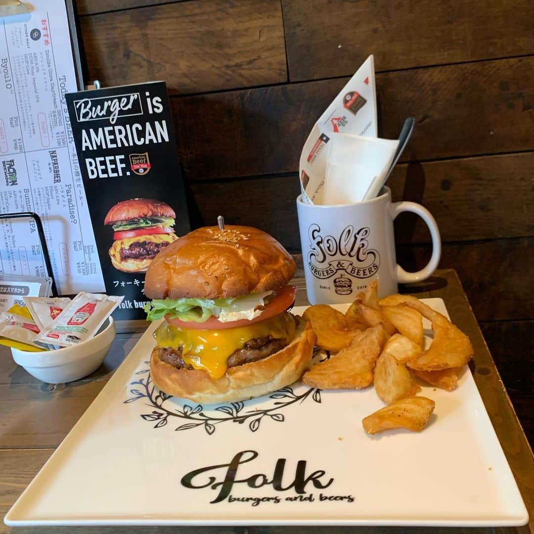 くろさんのインスタグラム写真 - (くろInstagram)「🍔folk burgers & beer🍺  神保町の食べログ百名店でフォーキースモーキーチーズバーガーと、うちゅうブルーイングのクラフトビールなんぞ😋  #フォーキースモーキーチーズ #フォーキースモーキーチーズバーガー  #アメリカンビーフ #アメリカンバーガー #フォークバーガーズアンドビアーズ  #burgerisamericanbeef  #folkburgersandbeers #神保町ランチ  #神保町グルメ #神保町ハンバーガー #ハンバーガーランチ #グルメバーガー #uchubrewing #うちゅうブルーイング  #食べログ百名店ハンバーガー2022 #食べログ百名店 #食べログ百名店2022 #食べログ百名店ハンバーガー #くろ呑み喰い」8月27日 15時33分 - m6bmw