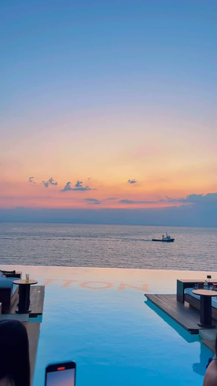Awesome Wonderful Natureのインスタグラム：「The best Cycladic sunset ever in Mykonos, Greece. 🌅🇬🇷 @cavotagoomykonos @zumamykonosofficial #greece #mykonos Video: @alpgalip」