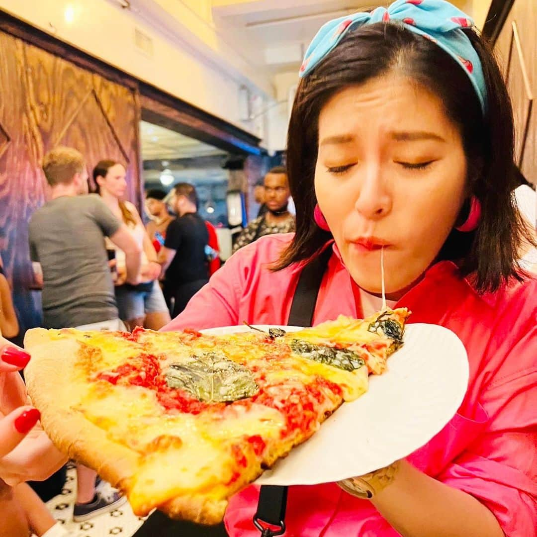 神田愛花さんのインスタグラム写真 - (神田愛花Instagram)「大きいし、ものすごく美味しい🍕😍  #NYC #ニューヨーク #pink #ピンク #なんでも大きい #でも大味じゃない #食欲が増す美味しさ #神田愛花」8月27日 15時45分 - aikakanda