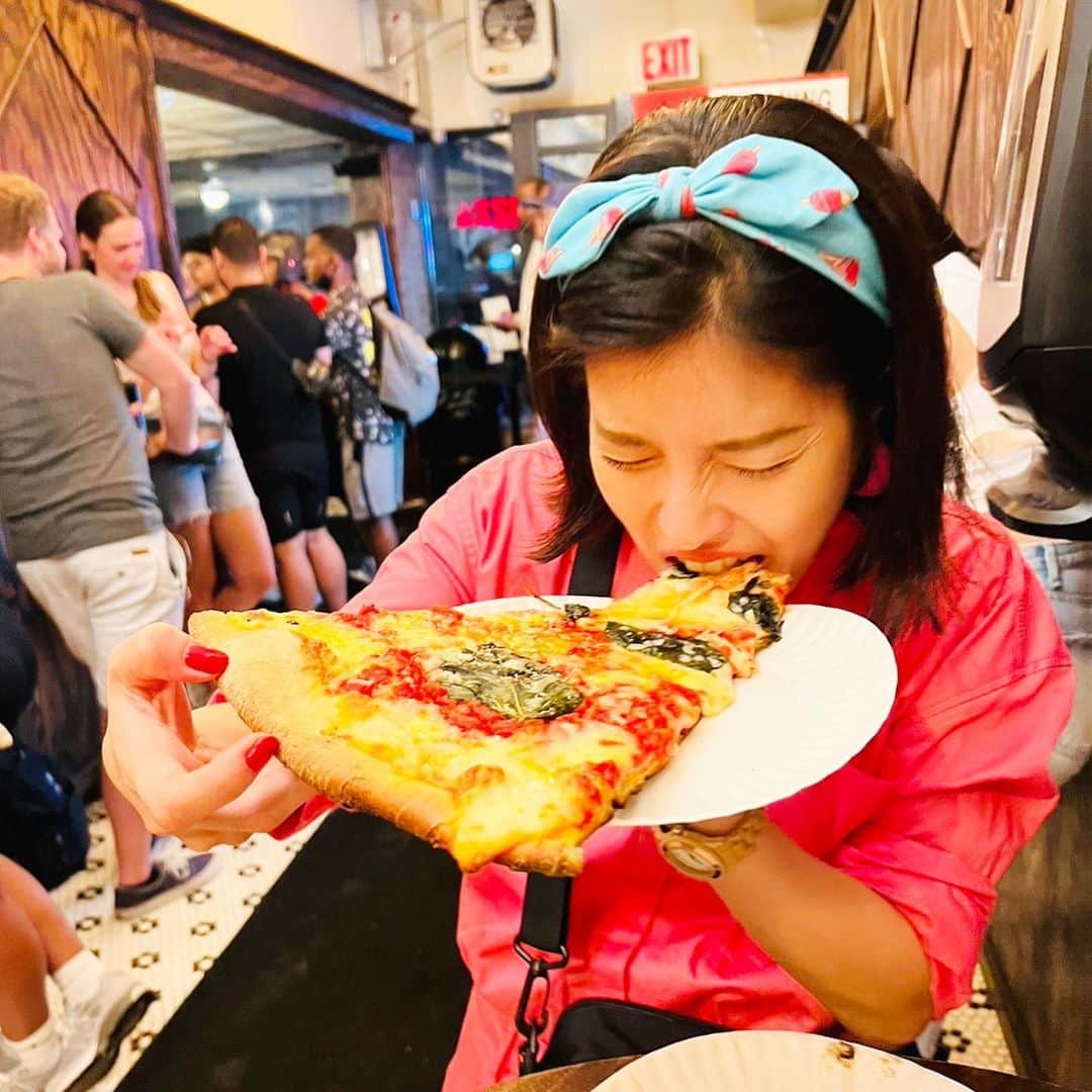 のインスタグラム：「大きいし、ものすごく美味しい🍕😍  #NYC #ニューヨーク #pink #ピンク #なんでも大きい #でも大味じゃない #食欲が増す美味しさ #神田愛花」