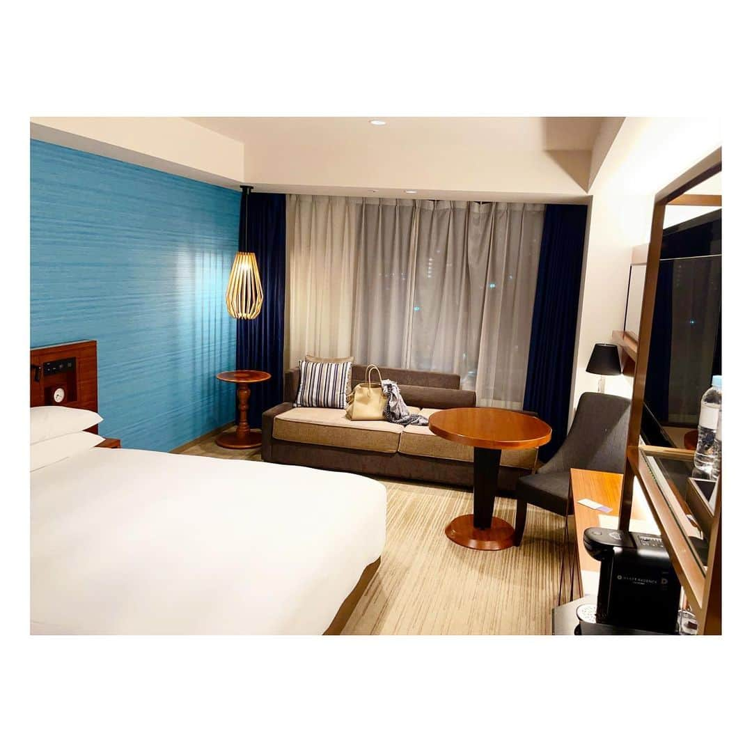 阿部洋子さんのインスタグラム写真 - (阿部洋子Instagram)「🐬🏝🛳🎙👯‍♀️  今日は日曜日だけど、いつものホテルで朝から収録  #tbsラジオ  #要潤のmagichour   ちょいと入り時間が早いので、 前乗り！ ホテルに泊まりました～🤗  昨夜は、お仕事終わりにチェックイン おかげで朝は少しゆっくり出来ました ありがたい！！  美味しい朝ごはんをもりもり食べて いざ収録！  ゲストは、 仙台放送時代にレギュラー番組でご一緒していた アノ方！ 久々にお会いできてうれしい🤍 もう30年近く前かも！😱🙄😇  久しぶりにお会い出来ました✨ そのお写真は、情報解禁されたらまたいずれ📸  📸① 収録終わってナゾの爆笑🤣  📸③④⑤ 宿泊したお部屋 広々～」8月27日 15時37分 - hirocoring