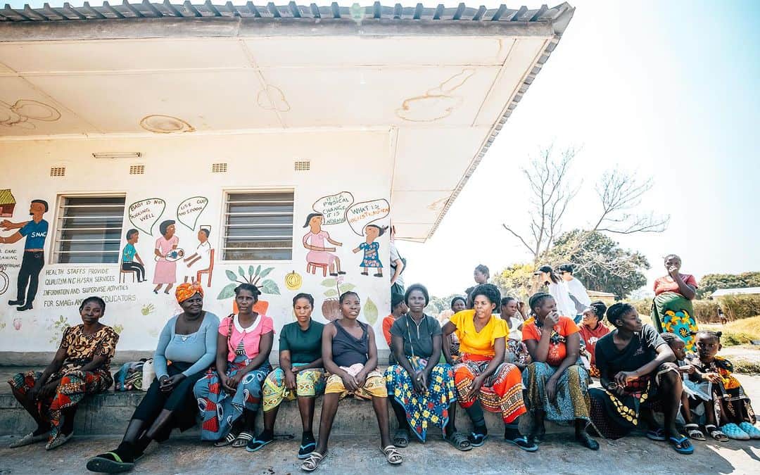 冨永愛さんのインスタグラム写真 - (冨永愛Instagram)「少し明るい話です。 ザンビア共和国は @joicfp が1980年代から支援をしている国の一つです。 2011年に最初のマタニティハウスが建てられた時が、私がアンバサダーになるきっかけでした。 今では6軒のマタニティハウスがこのザンビアに建てられ、母親と子供の健康を守る象徴的な存在になっています！ そして、male involvementも進み、男性の参加が多い事はとても素晴らしいことです！ (ウガンダではまだまだでした) ⁡ この施設は、自宅での出産を減らし、妊娠・出産のリスクを減らすために、妊婦が待機できる場所として作られ、医療スタッフも常駐し、マタニティや育児に関する医療施設も併設され、徐々に妊産婦の死亡率を減らしています。 Joicfpは一時的な支援ではなく、地元のボランティアスタッフを育成し、彼らが村々を周り産前検診に行くように促したり、自分たちの手で施設やシステムを継続的に存続していくための手助けをしています。 このマタニティハウスは2016年にKalweo村に建てられ、村人たちの手できちんと維持されていました！ それがとても大事なのです！ ⁡ ザンビアは世界で3番目に子宮頸がんの疾患が多い国です。Joicfpはこれから、#子宮頸がん にまつわる支援をしていきます。 ⁡ Photos by @mumuko_artist ⁡ Rather than providing temporary support, @joicfp is training local volunteer staff to go around the villages for antenatal checkups and encouraging them to maintain the facilities and systems themselves. This maternity center was built in the village of Kalweo in 2016 and is properly maintained by the villagers! That is very important! ⁡ Zambia has the third highest rate of cervical cancer in the world and JOICFP will continue to support cervical cancer! ⁡ #joicfp #ジョイセフフレンズ #zambia #ザンビア共和国」8月27日 15時41分 - ai_tominaga_official