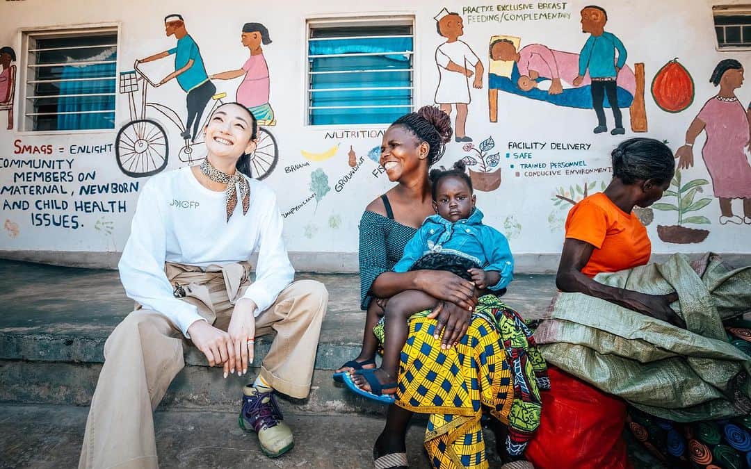 冨永愛さんのインスタグラム写真 - (冨永愛Instagram)「少し明るい話です。 ザンビア共和国は @joicfp が1980年代から支援をしている国の一つです。 2011年に最初のマタニティハウスが建てられた時が、私がアンバサダーになるきっかけでした。 今では6軒のマタニティハウスがこのザンビアに建てられ、母親と子供の健康を守る象徴的な存在になっています！ そして、male involvementも進み、男性の参加が多い事はとても素晴らしいことです！ (ウガンダではまだまだでした) ⁡ この施設は、自宅での出産を減らし、妊娠・出産のリスクを減らすために、妊婦が待機できる場所として作られ、医療スタッフも常駐し、マタニティや育児に関する医療施設も併設され、徐々に妊産婦の死亡率を減らしています。 Joicfpは一時的な支援ではなく、地元のボランティアスタッフを育成し、彼らが村々を周り産前検診に行くように促したり、自分たちの手で施設やシステムを継続的に存続していくための手助けをしています。 このマタニティハウスは2016年にKalweo村に建てられ、村人たちの手できちんと維持されていました！ それがとても大事なのです！ ⁡ ザンビアは世界で3番目に子宮頸がんの疾患が多い国です。Joicfpはこれから、#子宮頸がん にまつわる支援をしていきます。 ⁡ Photos by @mumuko_artist ⁡ Rather than providing temporary support, @joicfp is training local volunteer staff to go around the villages for antenatal checkups and encouraging them to maintain the facilities and systems themselves. This maternity center was built in the village of Kalweo in 2016 and is properly maintained by the villagers! That is very important! ⁡ Zambia has the third highest rate of cervical cancer in the world and JOICFP will continue to support cervical cancer! ⁡ #joicfp #ジョイセフフレンズ #zambia #ザンビア共和国」8月27日 15時41分 - ai_tominaga_official