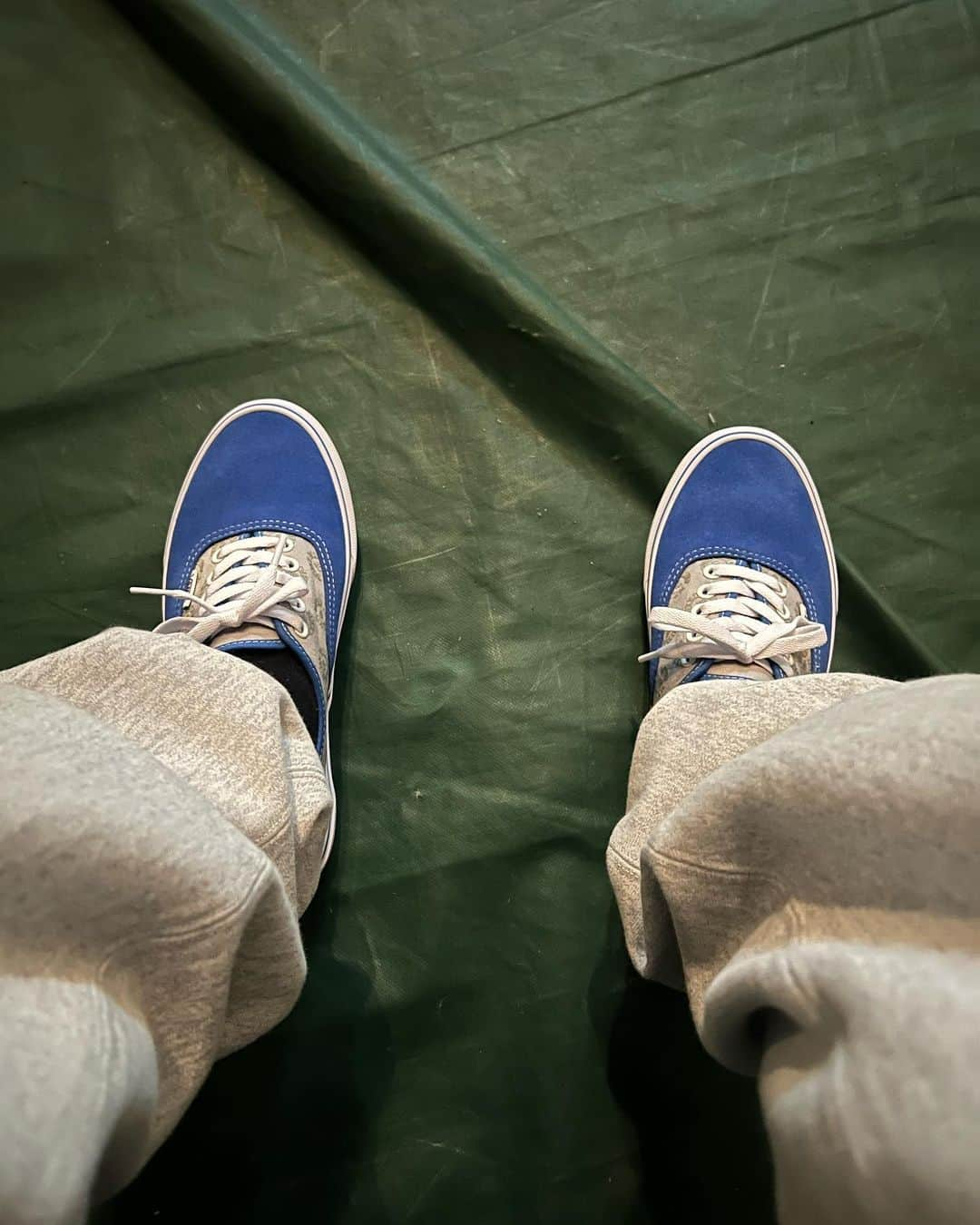 直井由文さんのインスタグラム写真 - (直井由文Instagram)「【VANS × BUMP OF CHICKEN】 VANSとのコラボレーションスニーカー第二弾の先行予約受付が明日の10:00〜スタートします🛹 ・販売サイト https://gs.abc-mart.net/feature/21047/ ・先行予約受付期間 2023.8.28(月)10:00～8.31(木)18:00  ※予約数上限が埋まり次第、終了となります。 ※受付開始前後はアクセス集中等で一時的にエントリー画面に繋がらない、 繋がりにくい状況となる可能性がございますので予めご了承ください。 ※実店舗での取り扱いは9/8〜スタートします。 ※実店舗へのお問い合わせはご遠慮いただきますようお願い致します。  #BUMPOFCHICKEN #vansjapan #verdy @bumpofchickenofficial @vansjapan @verdy」8月27日 15時41分 - boc_chama_9