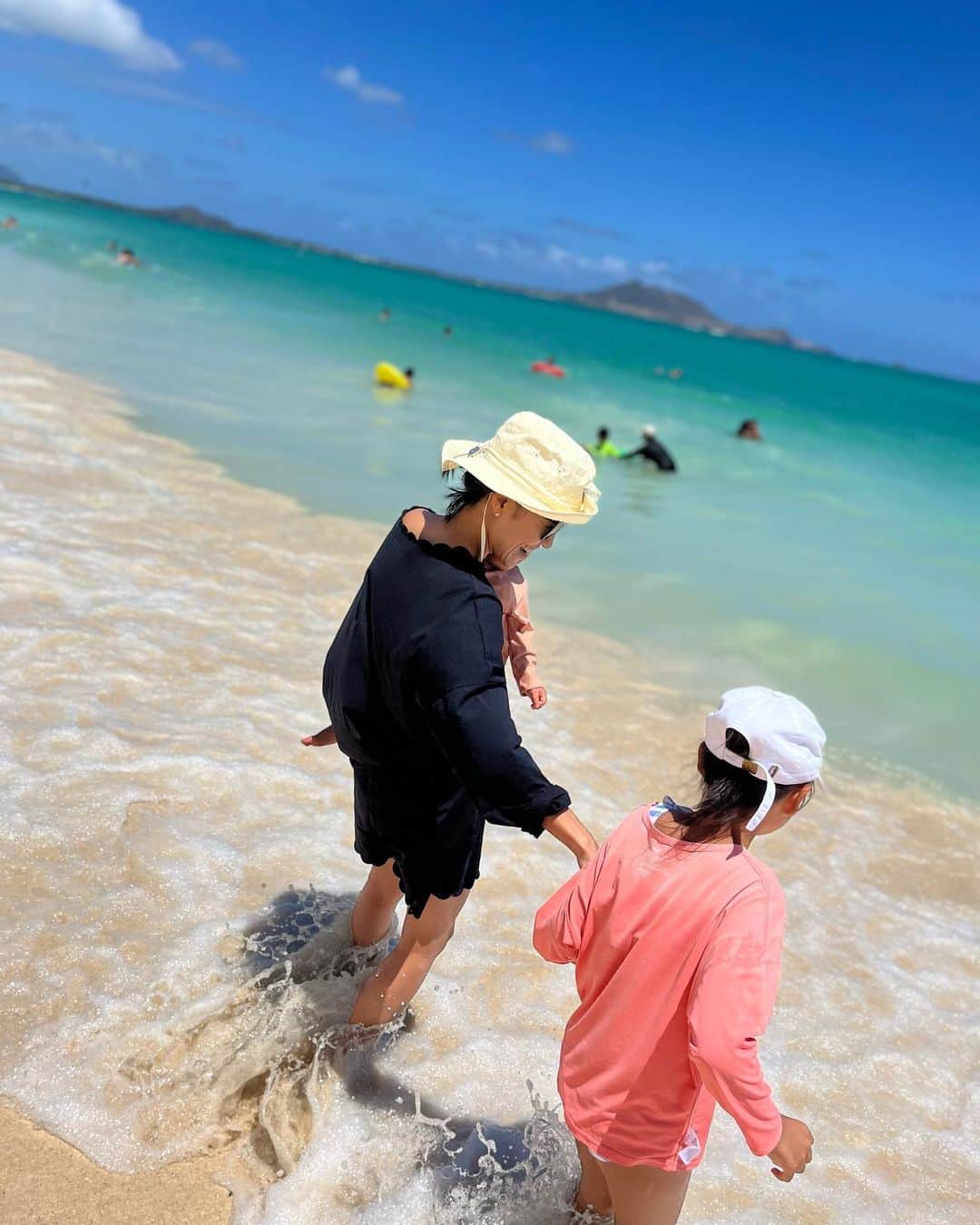 金子綾さんのインスタグラム写真 - (金子綾Instagram)「day8 やっとハワイらしい写真😂 ラニカイビーチ⛱ 次女もぷかぷか楽しんでた🤭 コロナ禍で海がキレイになったって話は本当だった♡ #hawaii」8月27日 15時42分 - ayaaa0707
