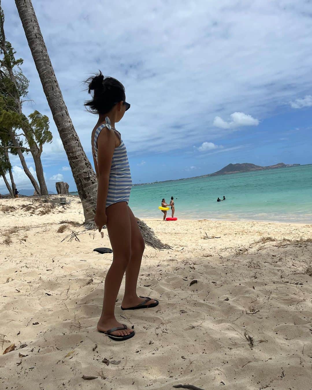 金子綾さんのインスタグラム写真 - (金子綾Instagram)「day8 やっとハワイらしい写真😂 ラニカイビーチ⛱ 次女もぷかぷか楽しんでた🤭 コロナ禍で海がキレイになったって話は本当だった♡ #hawaii」8月27日 15時42分 - ayaaa0707