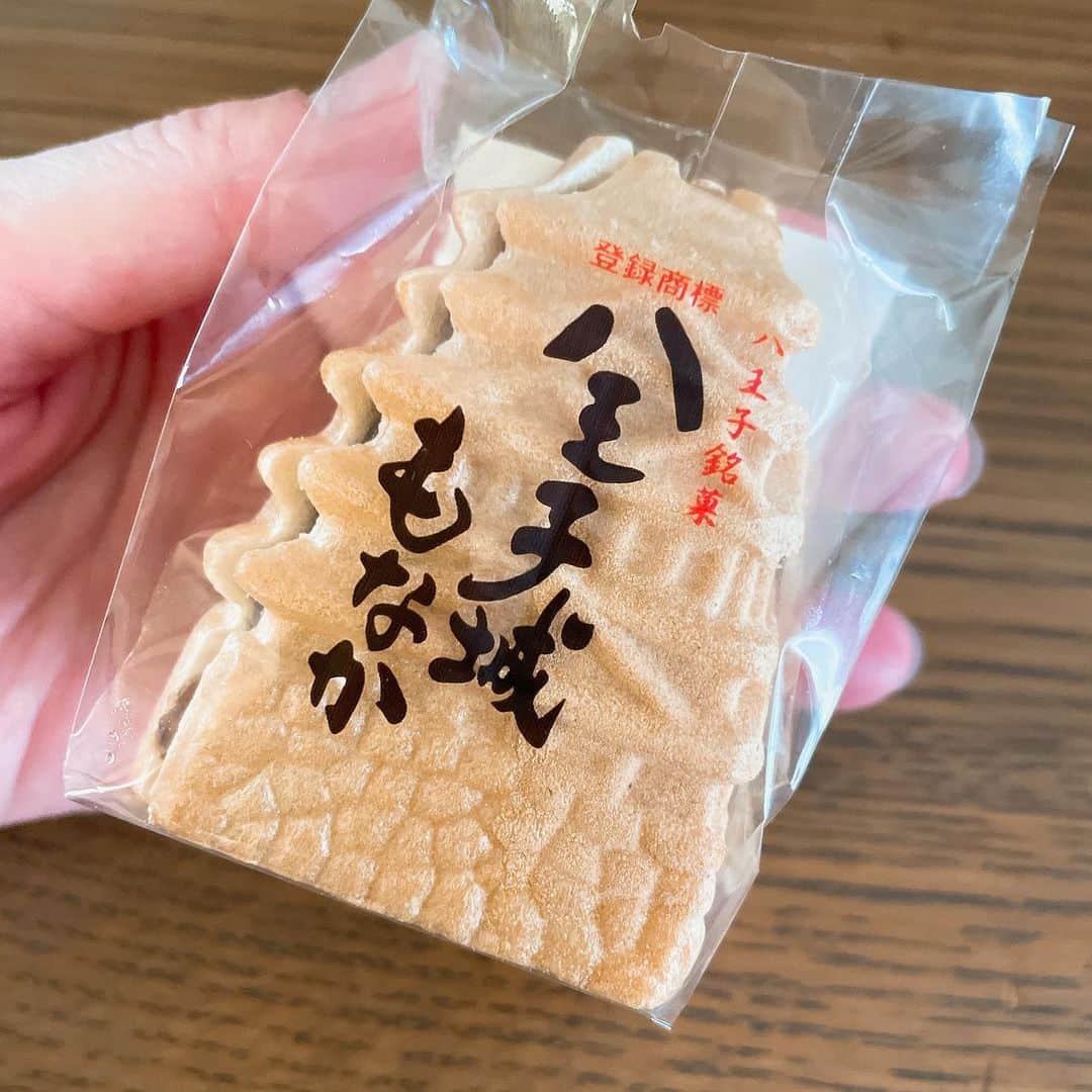 宮島咲良のインスタグラム：「ㅤㅤㅤㅤㅤㅤㅤㅤㅤㅤㅤㅤㅤ 私のもなか歴の中で1,2を争う美味しさの#八王子城もなか 🏯 とにかく大きくてあんこいっぱいで食べ応え抜群！ 八王子あまり行かないからなかなか食べられないのが悲しい🥺 ㅤㅤㅤㅤㅤㅤㅤㅤㅤㅤㅤㅤ#八王子スイーツ #八王子土産」