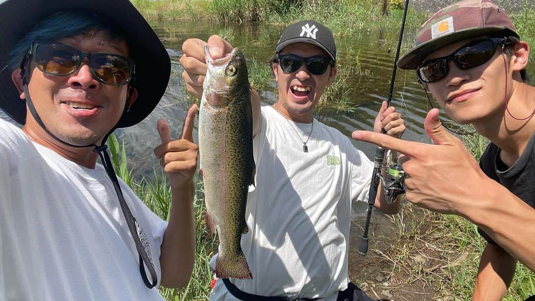 SpaceMonkeysのインスタグラム：「河口湖でまさかのニジマス！！  初めてのFujiさんたいせー河口湖バスを釣らせたかったけど珍しい魚が(^^)  美味しくいただきました(^^)  #バス釣り #魚釣り #ニジマス釣り #魚 #アウトドア #河口湖」