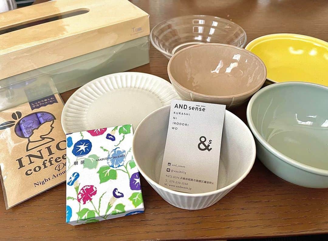 荒谷栞のインスタグラム：「・ 『AND sense』さんでの購入品🍽️ どれも可愛くておしゃれなので、凄く悩みました🥺💭 この素敵なお皿のおかげで、毎日の自炊がもっと楽しくなりそうです✨ またお邪魔させていただきます！ #アンドセンス#andsense#雑貨#お皿#お香#コーヒー#エーモン工業#ヴィクトリーナ姫路」